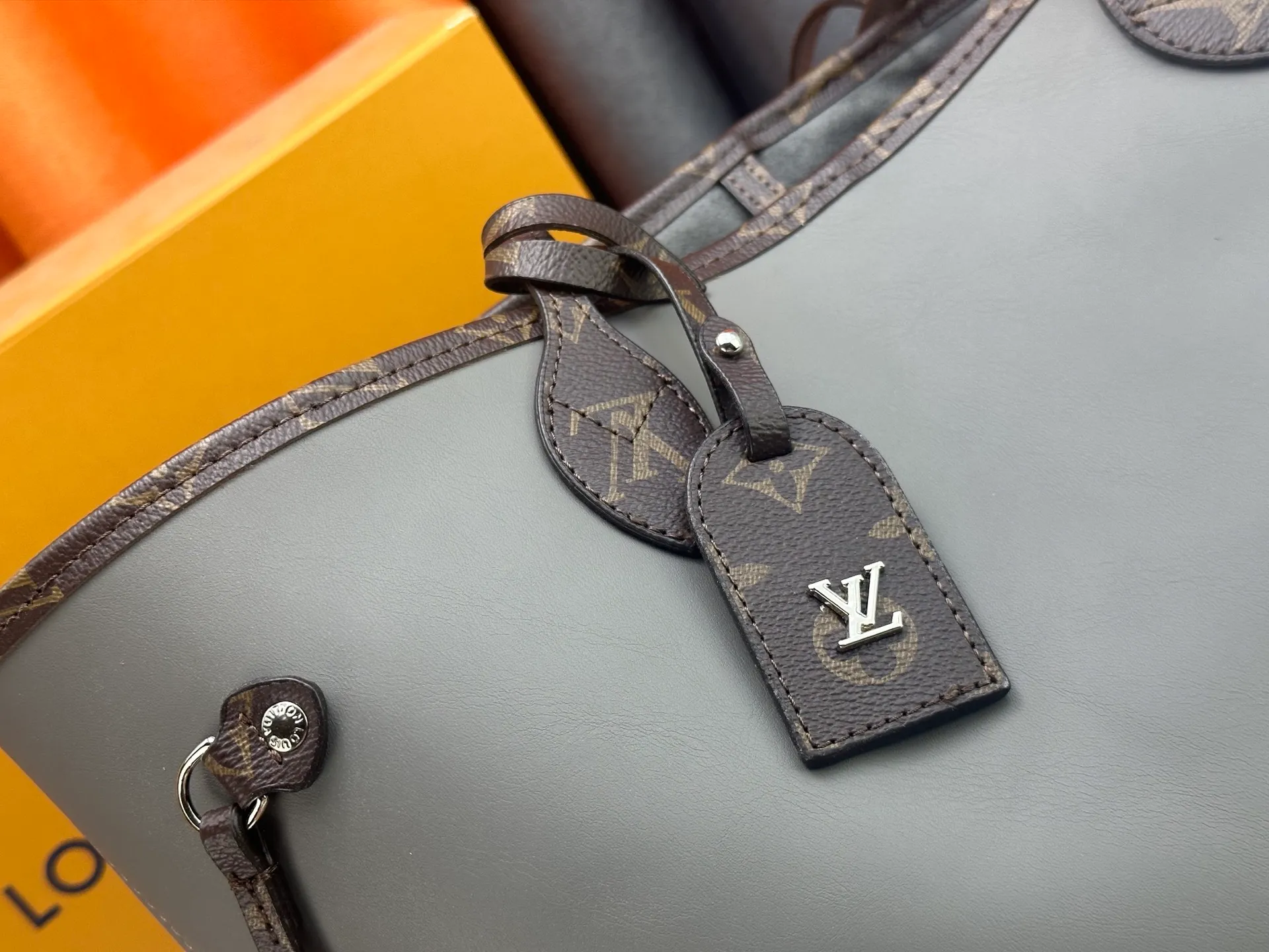 P280 Upgraded original M14210 M45686 M46649 M58907 M46329 M21579 M45685 M46676 M40995 This Neverfull medium handbag uses embossing and printing processes to depict the Monogram pattern on the cow leather. Tighten the side straps and the tote instantly transforms into an elegant urban handbag; the long handle makes it easy to carry over the shoulder or elbow. 31.0 x 28.0 x 14.0 cm (length x height x width)