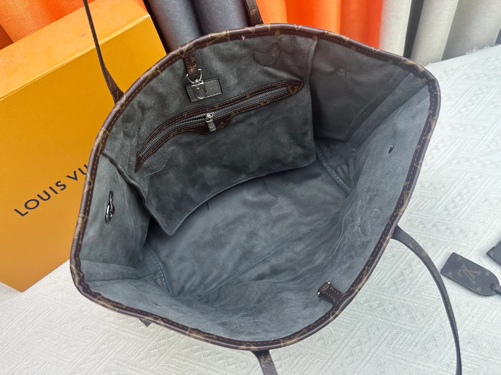 P280 Upgraded original M14210 M45686 M46649 M58907 M46329 M21579 M45685 M46676 M40995 This Neverfull medium handbag uses embossing and printing processes to depict the Monogram pattern on the cow leather. Tighten the side straps and the tote instantly transforms into an elegant urban handbag; the long handle makes it easy to carry over the shoulder or elbow. 31.0 x 28.0 x 14.0 cm (length x height x width)