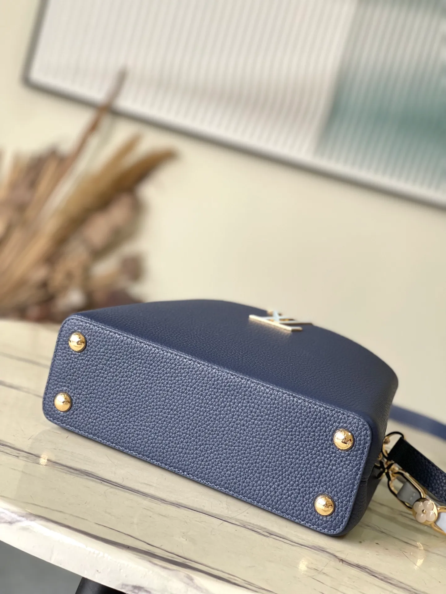 💰2400 (Special grade original leather) M23199 Blue Small This elegant Capucines small handbag combination is matched with a variety of materials and textures, made of aurilon leather, and equipped with a beautiful new version of Blossom Chain. Metal links and elegant soft cow leather are woven into a delicate chain, inlaid with Swiss enamel and veneer Monogram flowers. The colorful enamel brand logo highlights the texture of jewelry and makes the handbag even more beautiful. Dimensions: 27 × 18 × 9 cm