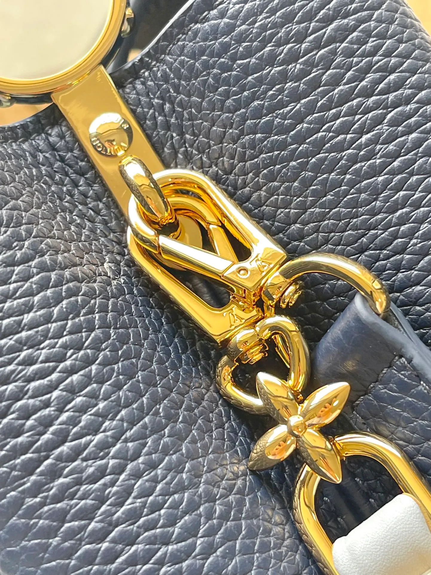 💰2400 (Special grade original leather) M23199 Blue Small This elegant Capucines small handbag combination is matched with a variety of materials and textures, made of aurilon leather, and equipped with a beautiful new version of Blossom Chain. Metal links and elegant soft cow leather are woven into a delicate chain, inlaid with Swiss enamel and veneer Monogram flowers. The colorful enamel brand logo highlights the texture of jewelry and makes the handbag even more beautiful. Dimensions: 27 × 18 × 9 cm
