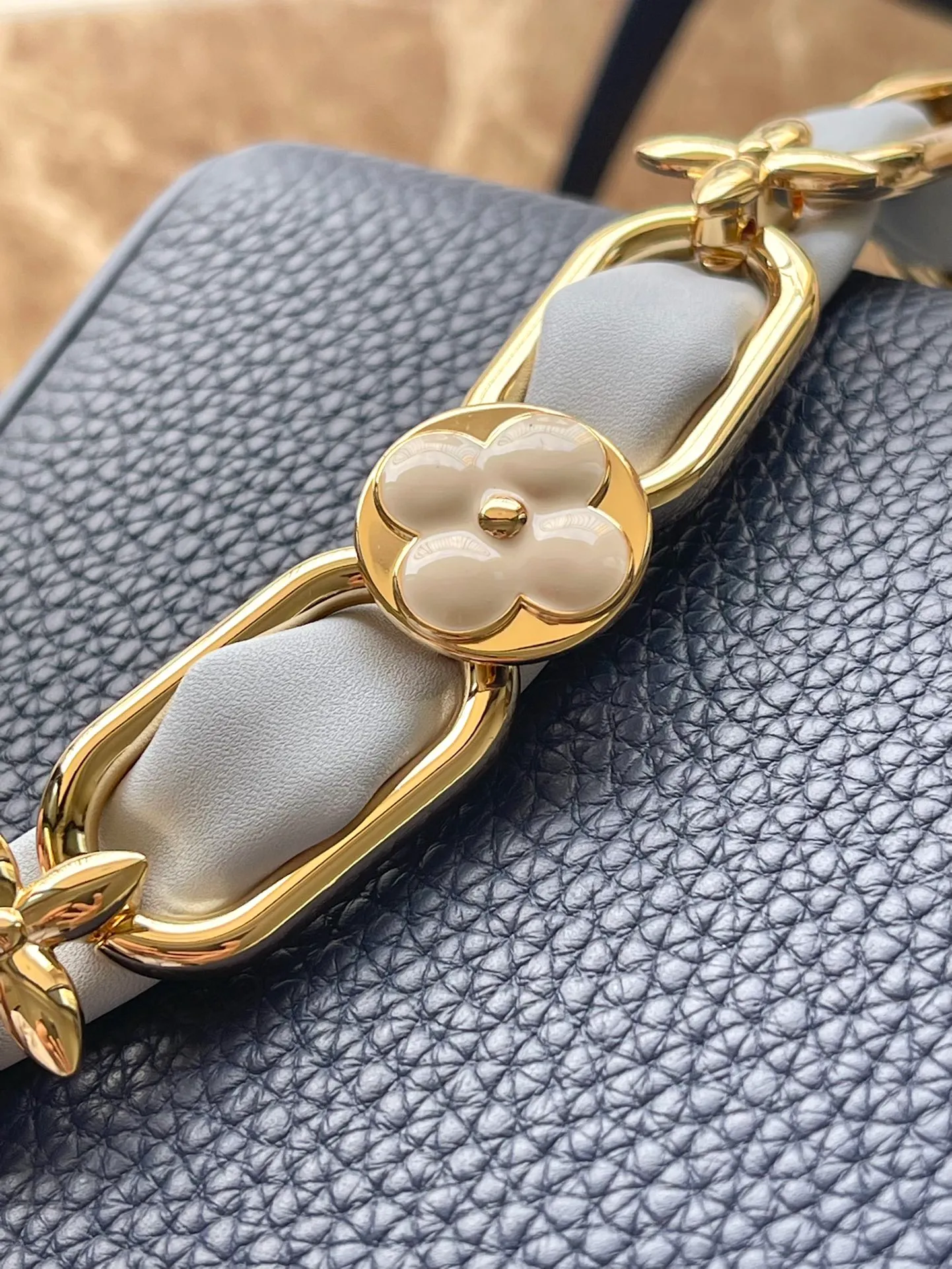 💰2400 (Special grade original leather) M23199 Blue Small This elegant Capucines small handbag combination is matched with a variety of materials and textures, made of aurilon leather, and equipped with a beautiful new version of Blossom Chain. Metal links and elegant soft cow leather are woven into a delicate chain, inlaid with Swiss enamel and veneer Monogram flowers. The colorful enamel brand logo highlights the texture of jewelry and makes the handbag even more beautiful. Dimensions: 27 × 18 × 9 cm