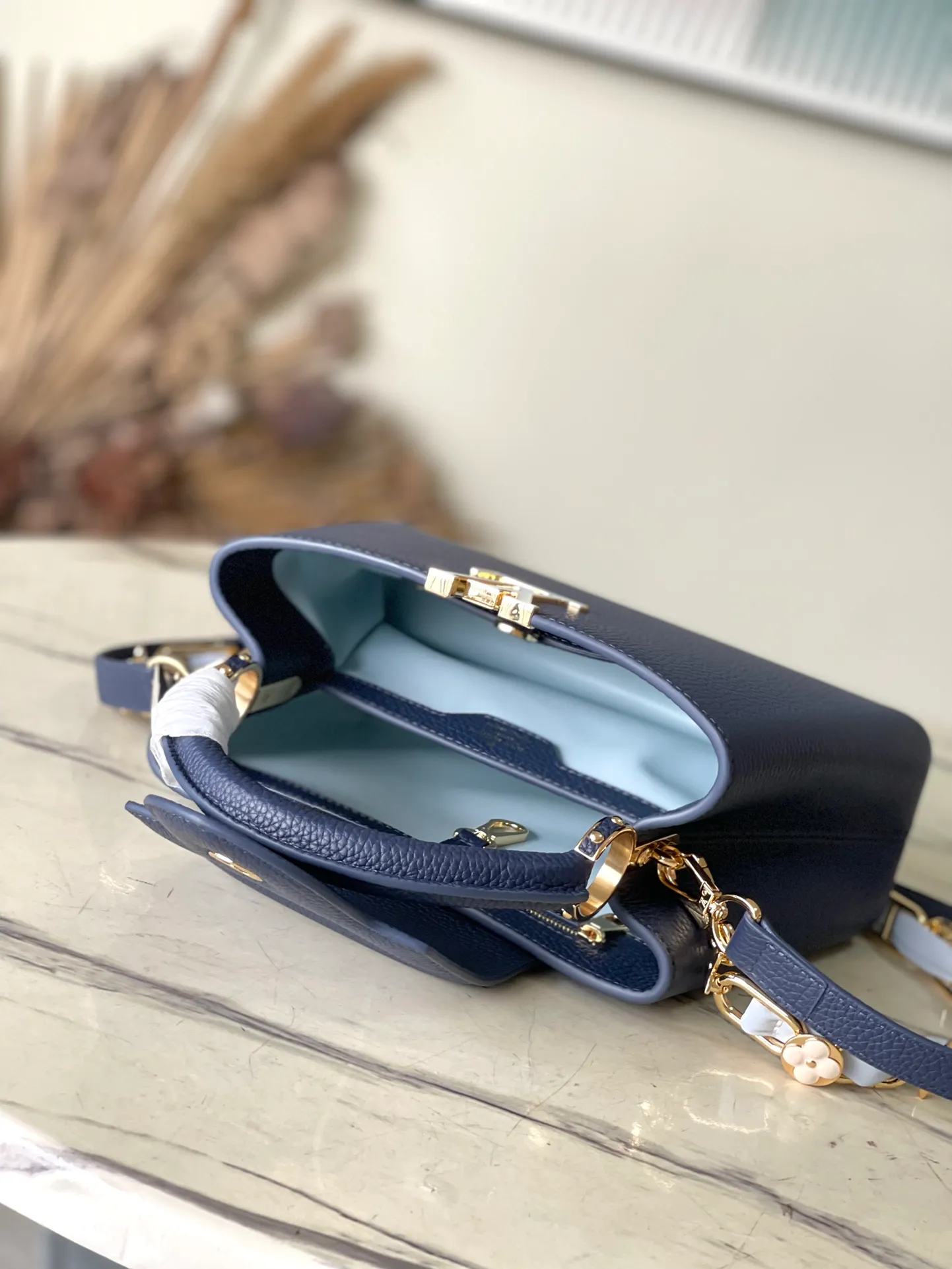 💰2400 (Special grade original leather) M23199 Blue Small This elegant Capucines small handbag combination is matched with a variety of materials and textures, made of aurilon leather, and equipped with a beautiful new version of Blossom Chain. Metal links and elegant soft cow leather are woven into a delicate chain, inlaid with Swiss enamel and veneer Monogram flowers. The colorful enamel brand logo highlights the texture of jewelry and makes the handbag even more beautiful. Dimensions: 27 × 18 × 9 cm