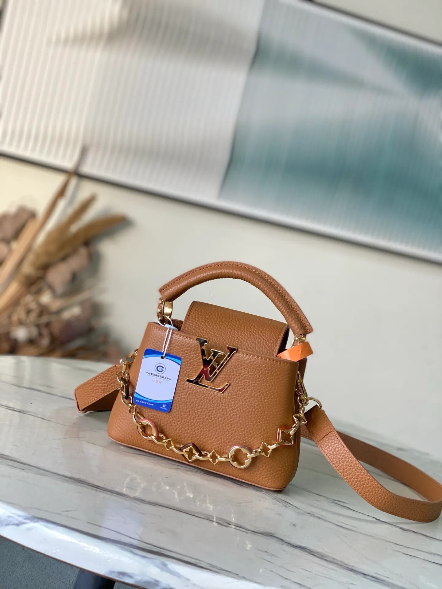 💰2120 "Special Original Leather" M14381 Mini This Capucines mini handbag is from the Harmony series, using a decorative chain to explore the inspiration of the Monogram flower. Taurillon cow leather creates an elegant structure, colorful resin outlines the V letter, and the flip cover provides two styles: external or internal. The neat interior is equipped with multiple pockets, and the detachable and adjustable shoulder strap makes it easy to wear cross-body. Dimensions: 21 × 14 × 8 cm