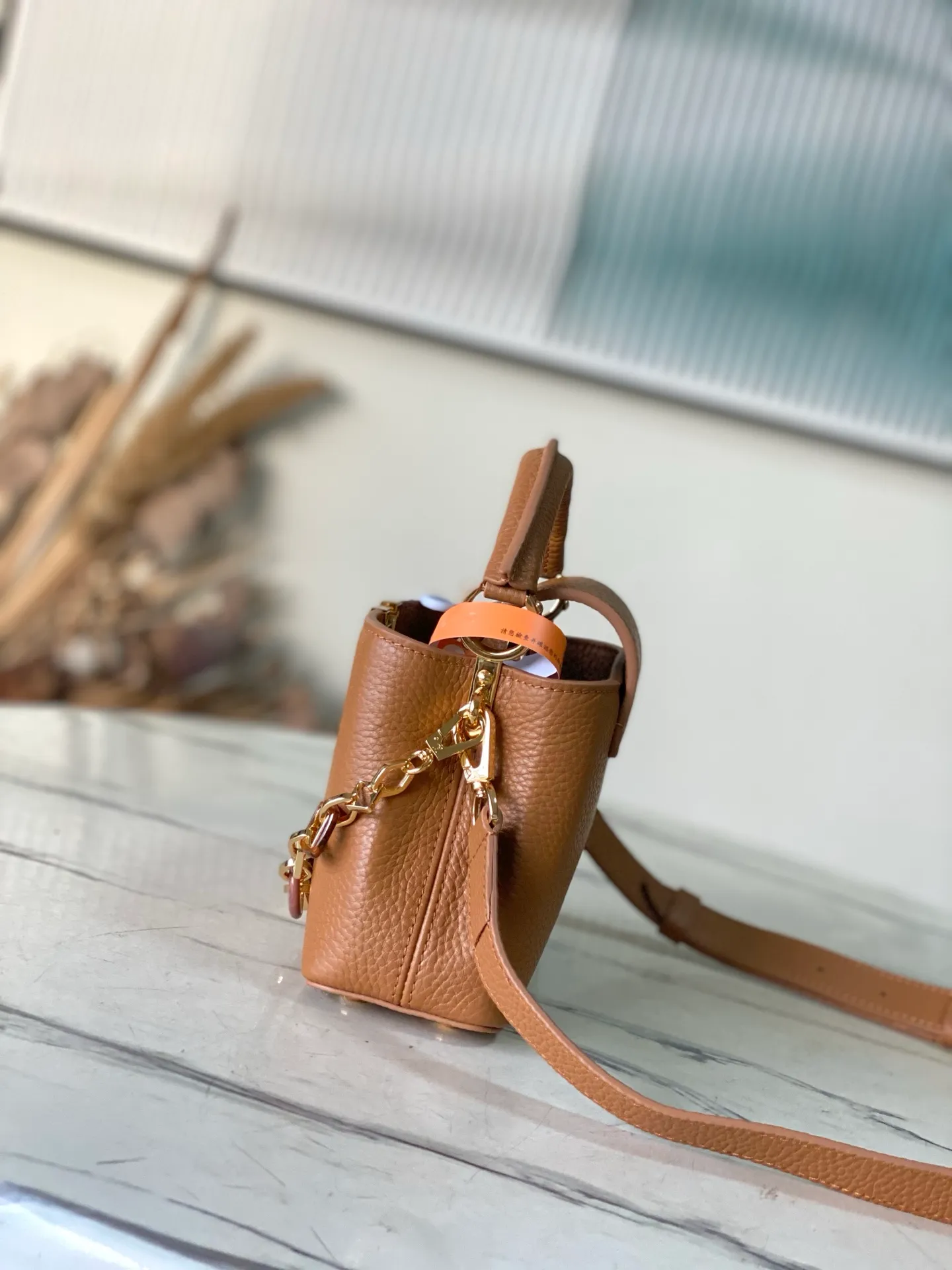 💰2120 "Special Original Leather" M14381 Mini This Capucines mini handbag is from the Harmony series, using a decorative chain to explore the inspiration of the Monogram flower. Taurillon cow leather creates an elegant structure, colorful resin outlines the V letter, and the flip cover provides two styles: external or internal. The neat interior is equipped with multiple pockets, and the detachable and adjustable shoulder strap makes it easy to wear cross-body. Dimensions: 21 × 14 × 8 cm
