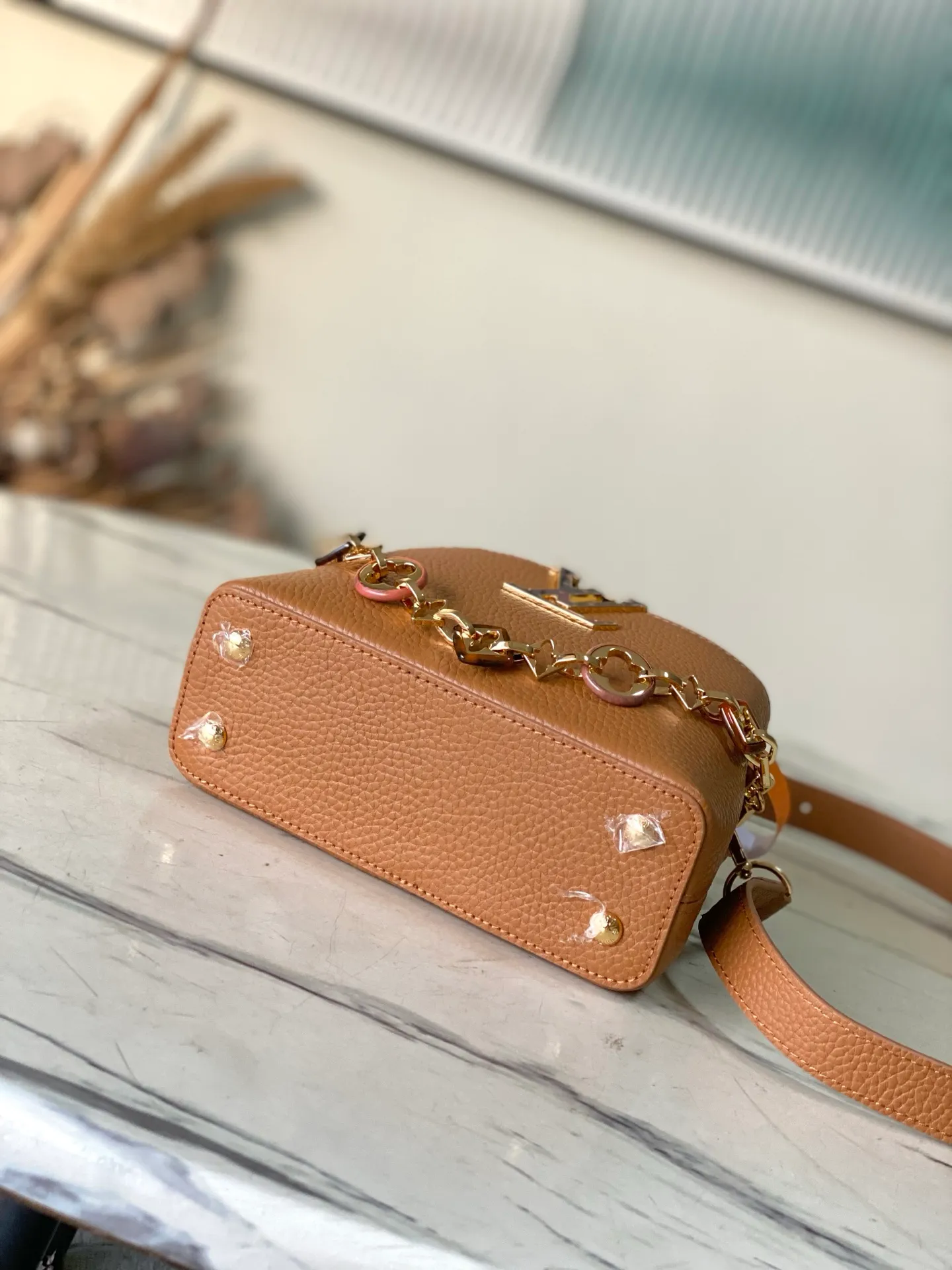 💰2120 "Special Original Leather" M14381 Mini This Capucines mini handbag is from the Harmony series, using a decorative chain to explore the inspiration of the Monogram flower. Taurillon cow leather creates an elegant structure, colorful resin outlines the V letter, and the flip cover provides two styles: external or internal. The neat interior is equipped with multiple pockets, and the detachable and adjustable shoulder strap makes it easy to wear cross-body. Dimensions: 21 × 14 × 8 cm