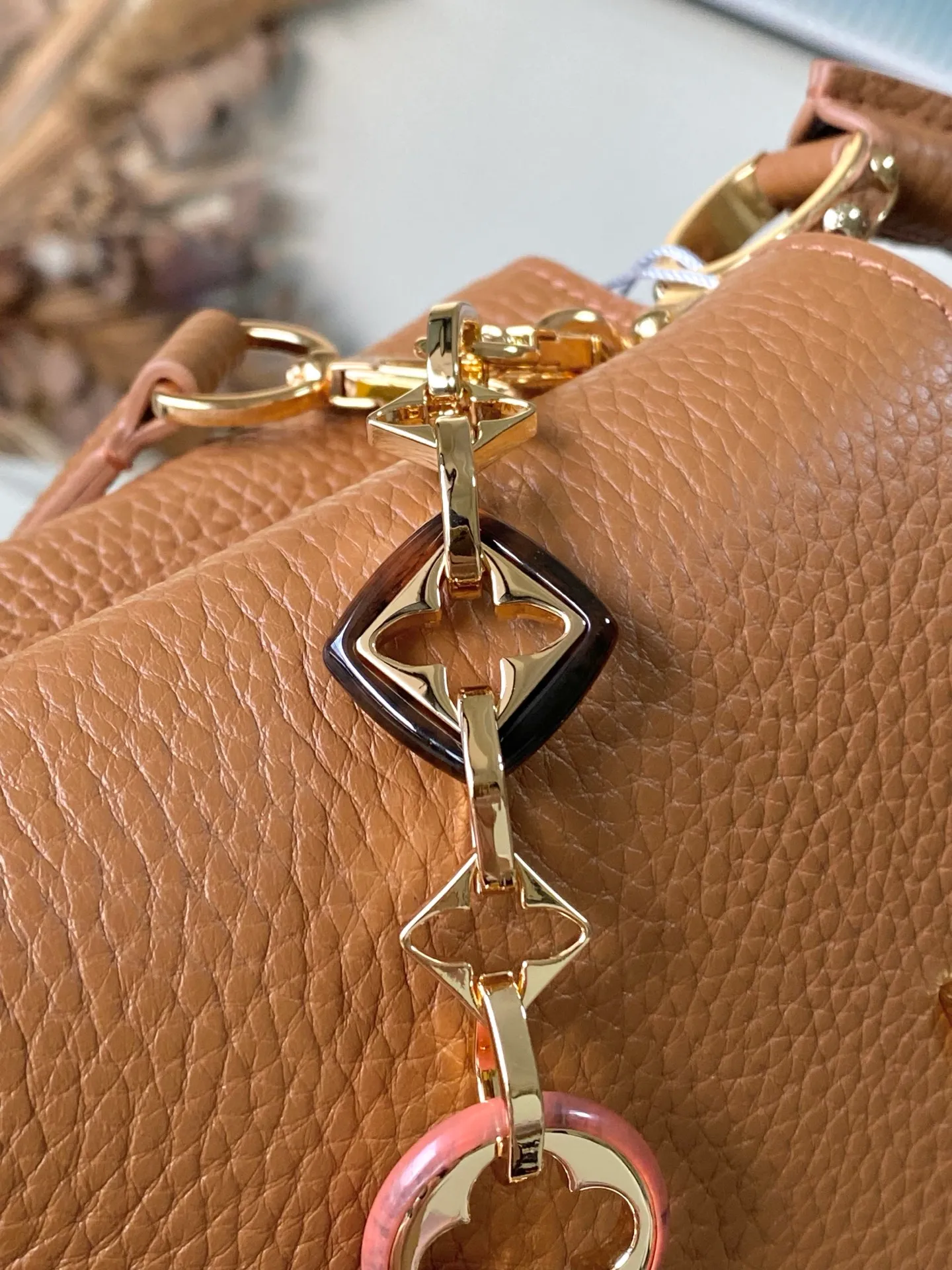 💰2120 "Special Original Leather" M14381 Mini This Capucines mini handbag is from the Harmony series, using a decorative chain to explore the inspiration of the Monogram flower. Taurillon cow leather creates an elegant structure, colorful resin outlines the V letter, and the flip cover provides two styles: external or internal. The neat interior is equipped with multiple pockets, and the detachable and adjustable shoulder strap makes it easy to wear cross-body. Dimensions: 21 × 14 × 8 cm