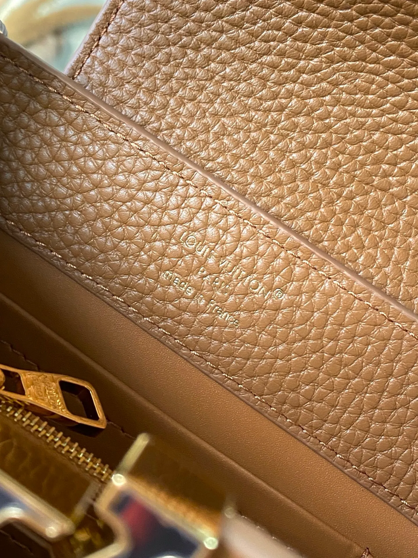 💰2120 "Special Original Leather" M14381 Mini This Capucines mini handbag is from the Harmony series, using a decorative chain to explore the inspiration of the Monogram flower. Taurillon cow leather creates an elegant structure, colorful resin outlines the V letter, and the flip cover provides two styles: external or internal. The neat interior is equipped with multiple pockets, and the detachable and adjustable shoulder strap makes it easy to wear cross-body. Dimensions: 21 × 14 × 8 cm