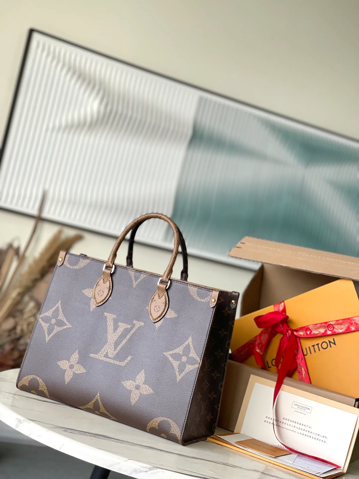 💰760 Top original order (flower shoulder strap) M45039 presbyopia. Supports counter inspection. The photo taken of duty-free goods is consistent with the product and has not been unpacked. This product is an exclusive duty-free product in the market and is the highest-end product. Inspection is supported. This product has passed strict inspection and is flawless. Please wear gloves when touching the product. This product is not returnable or exchangeable. Please confirm the product first and then remove the label on the handle. This product is temporarily not open to the public, only regular customers, and is in short supply. Dimensions: 35 x 27 x 14 cm