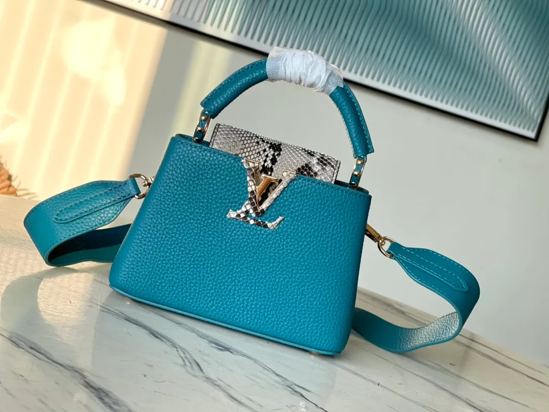 💰2260 (Special Grade Original Leather) N99387/M48865 Blue Snake Shoulder This Capucines mini handbag is exquisitely constructed with full-grain Taurillon leather. It is equipped with a top handle, two flaps and a logo outlined in luster python leather, making it a gorgeous choice for both day and night. The detachable wide shoulder strap allows for an avant-garde look when worn on the shoulder or crossbody. Size: 21 *14 * 8cm