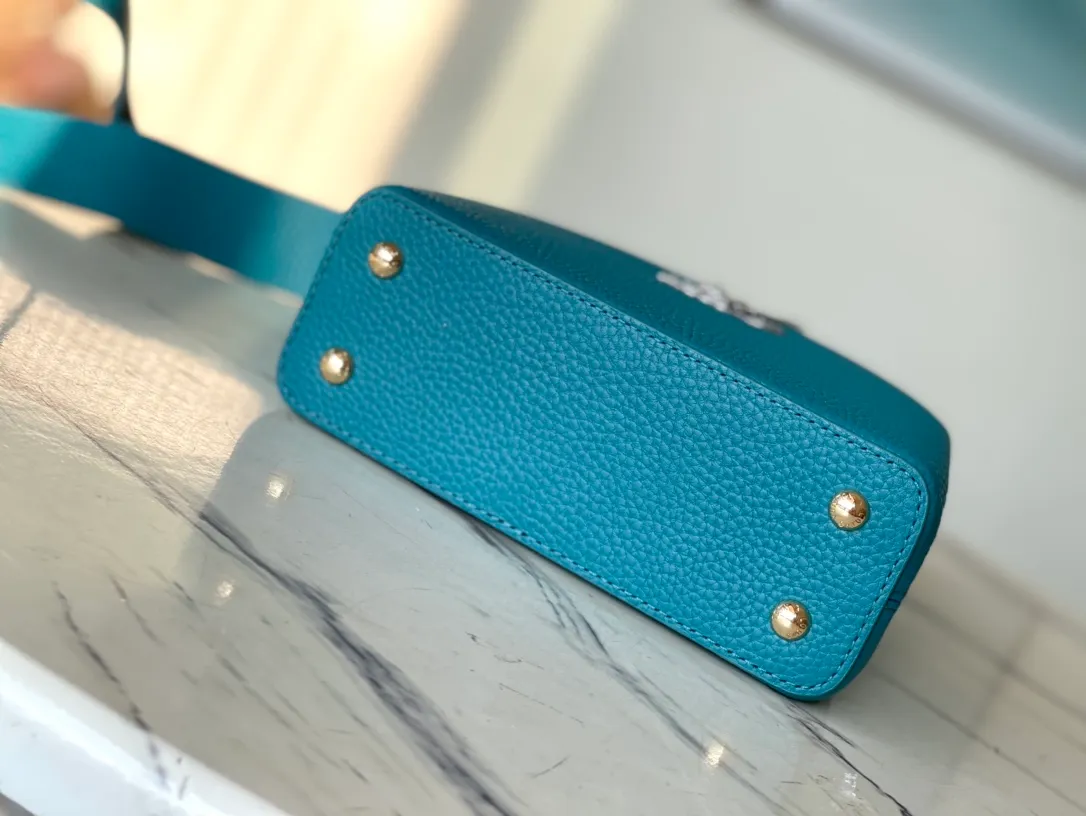 💰2260 (Special Grade Original Leather) N99387/M48865 Blue Snake Shoulder This Capucines mini handbag is exquisitely constructed with full-grain Taurillon leather. It is equipped with a top handle, two flaps and a logo outlined in luster python leather, making it a gorgeous choice for both day and night. The detachable wide shoulder strap allows for an avant-garde look when worn on the shoulder or crossbody. Size: 21 *14 * 8cm