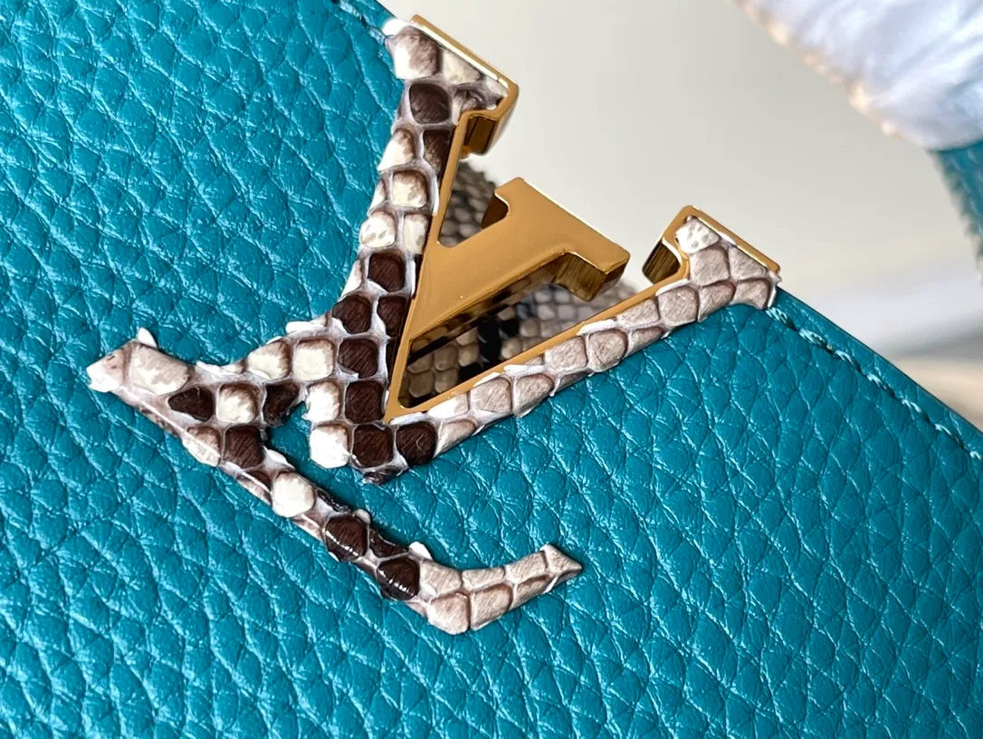 💰2260 (Special Grade Original Leather) N99387/M48865 Blue Snake Shoulder This Capucines mini handbag is exquisitely constructed with full-grain Taurillon leather. It is equipped with a top handle, two flaps and a logo outlined in luster python leather, making it a gorgeous choice for both day and night. The detachable wide shoulder strap allows for an avant-garde look when worn on the shoulder or crossbody. Size: 21 *14 * 8cm