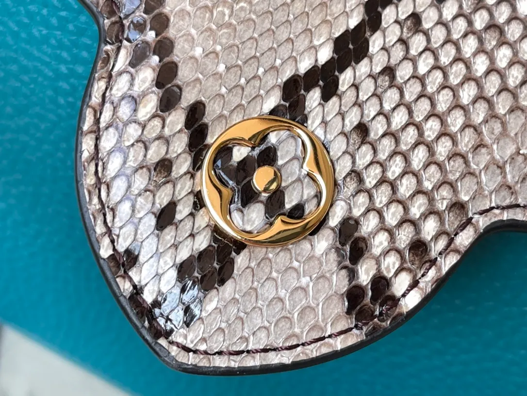 💰2260 (Special Grade Original Leather) N99387/M48865 Blue Snake Shoulder This Capucines mini handbag is exquisitely constructed with full-grain Taurillon leather. It is equipped with a top handle, two flaps and a logo outlined in luster python leather, making it a gorgeous choice for both day and night. The detachable wide shoulder strap allows for an avant-garde look when worn on the shoulder or crossbody. Size: 21 *14 * 8cm