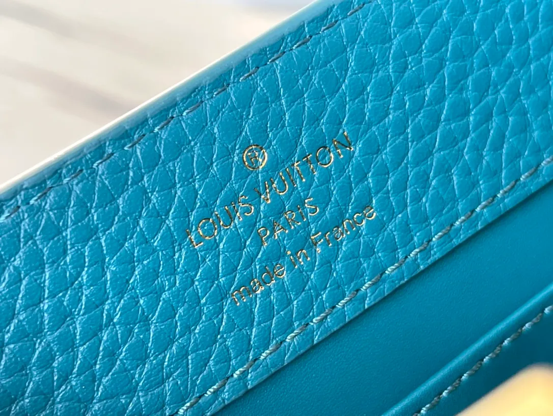 💰2260 (Special Grade Original Leather) N99387/M48865 Blue Snake Shoulder This Capucines mini handbag is exquisitely constructed with full-grain Taurillon leather. It is equipped with a top handle, two flaps and a logo outlined in luster python leather, making it a gorgeous choice for both day and night. The detachable wide shoulder strap allows for an avant-garde look when worn on the shoulder or crossbody. Size: 21 *14 * 8cm