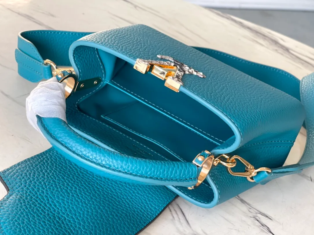 💰2260 (Special Grade Original Leather) N99387/M48865 Blue Snake Shoulder This Capucines mini handbag is exquisitely constructed with full-grain Taurillon leather. It is equipped with a top handle, two flaps and a logo outlined in luster python leather, making it a gorgeous choice for both day and night. The detachable wide shoulder strap allows for an avant-garde look when worn on the shoulder or crossbody. Size: 21 *14 * 8cm