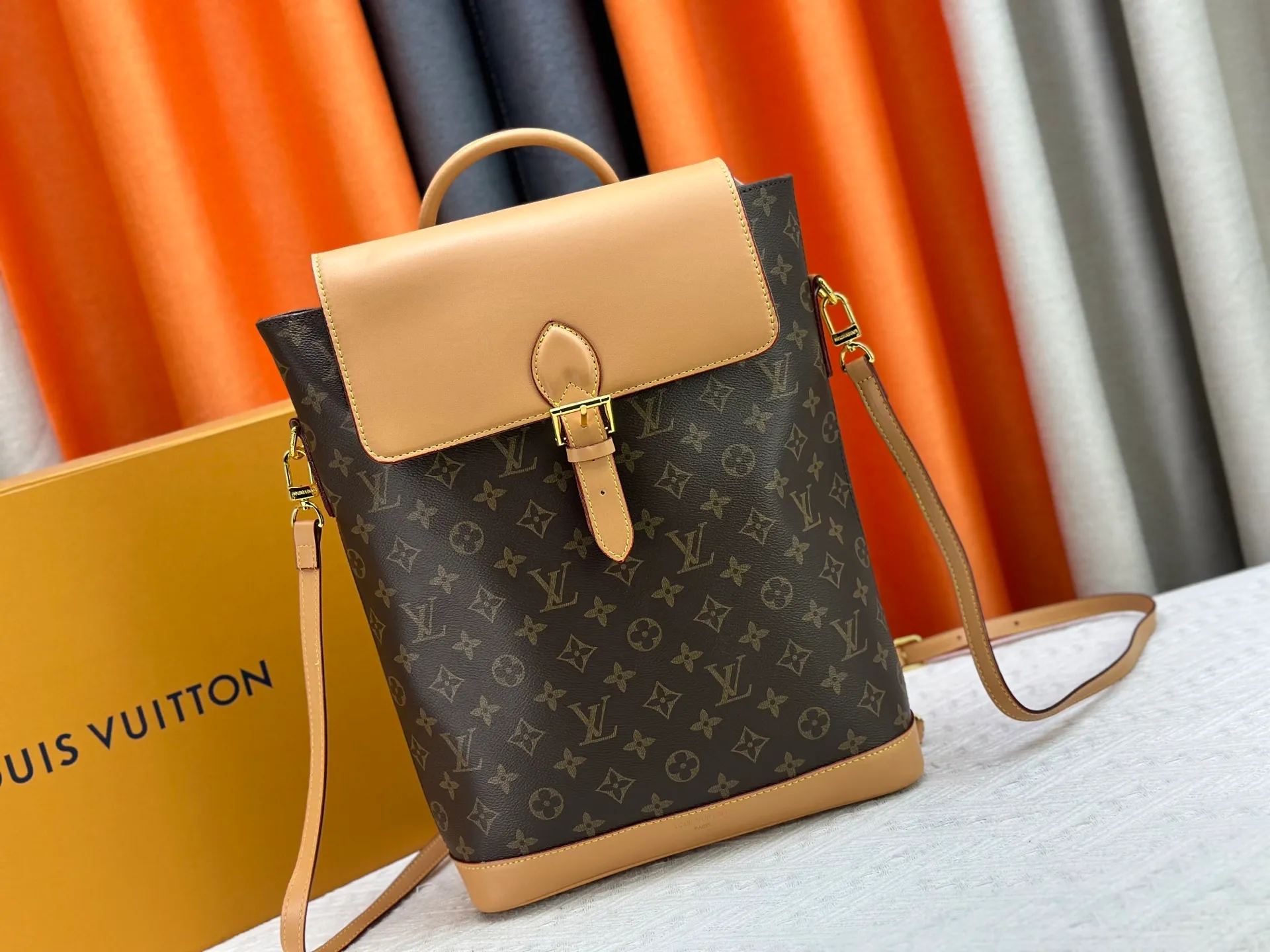 P260 Upgraded original M14653 M14651 This Soho medium backpack harkens back to the Arlequin backpack launched in 1996. It pays homage to Louis Vuitton's trunk-making heritage with cow leather trim and vintage buckles. The removable and adjustable leather shoulder strap makes it easy to switch between carrying methods, and the D-ring can be used to secure it, making it a perfect choice for daily travel. Dimensions: 24.0 x 32.0 x 9.0 cm (length x height x width)