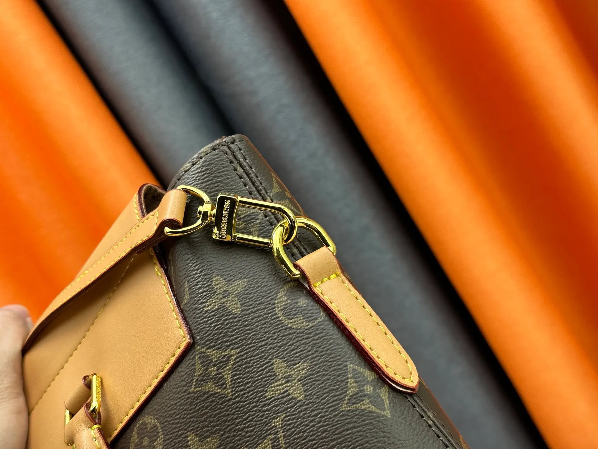 P260 Upgraded original M14653 M14651 This Soho medium backpack harkens back to the Arlequin backpack launched in 1996. It pays homage to Louis Vuitton's trunk-making heritage with cow leather trim and vintage buckles. The removable and adjustable leather shoulder strap makes it easy to switch between carrying methods, and the D-ring can be used to secure it, making it a perfect choice for daily travel. Dimensions: 24.0 x 32.0 x 9.0 cm (length x height x width)