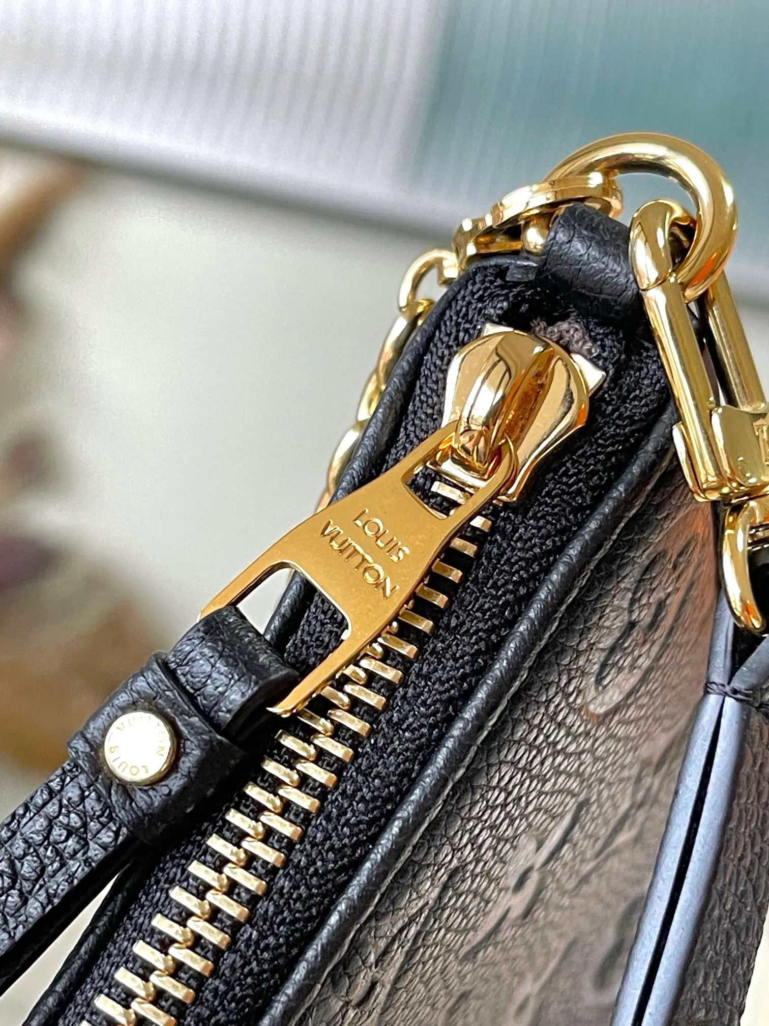 💰800 (top layer leather) top original order M80349. Support counter inspection. Photos taken of duty-free goods are consistent with the product without unpacking. This product is an exclusive duty-free product in the market and is the highest-end product. Inspection is supported. This product has passed strict inspection and is flawless. Please wear gloves when touching the product. This product is not returnable or exchangeable. Please confirm the product first and then remove the label on the handle. This product is temporarily not open to the public, only regular customers, and is in short supply. Dimensions: 19 x 11.5 x 3 cm
