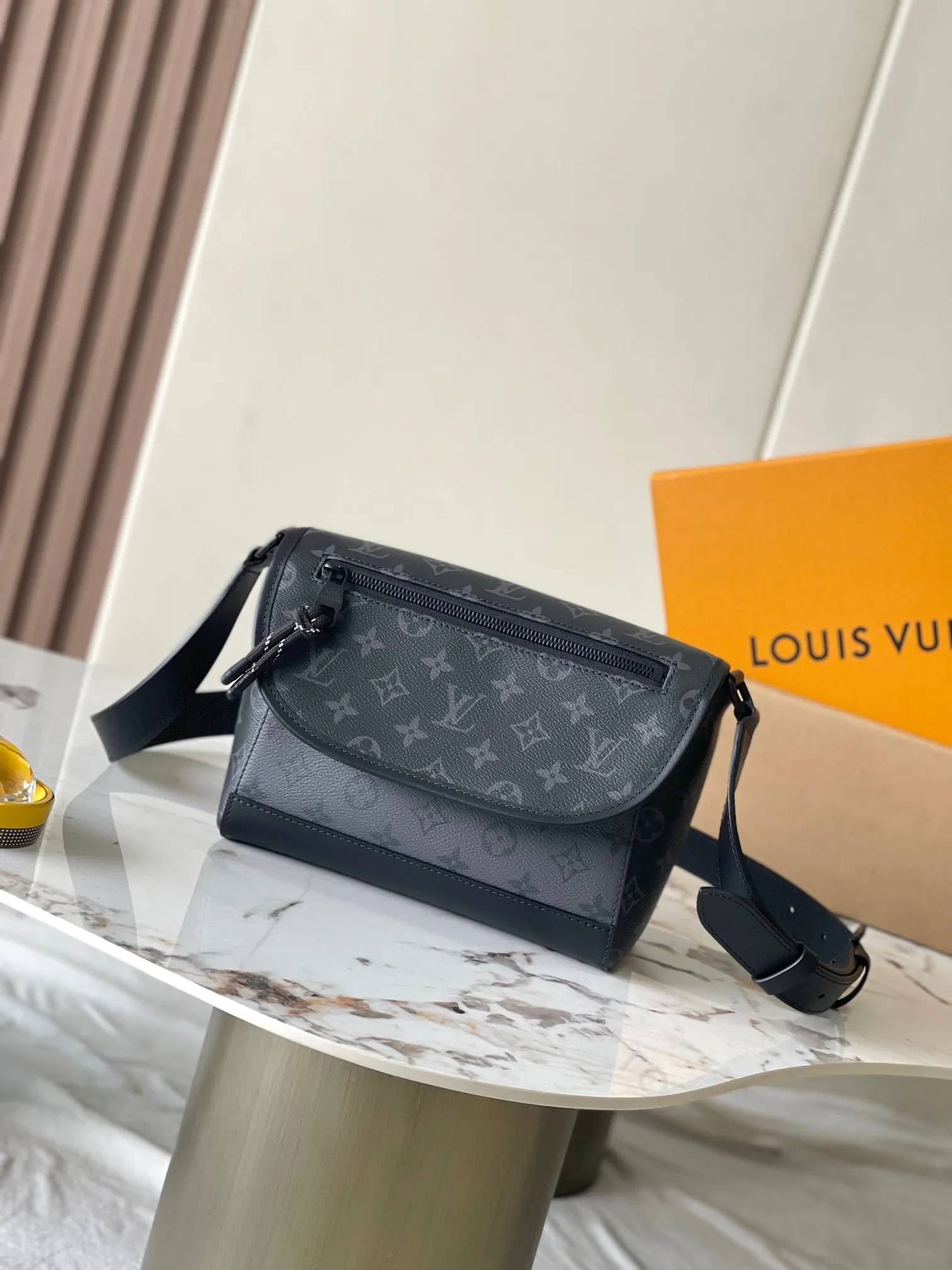 p1800 [Special grade MB chip version original leather] This Pulse messenger bag Model: M12681 gray dynamic chip version Material: A-grade all-steel hardware, imported original cowhide Packaging: full set of original duty-free MB packaging Size: 26.6*17*11CM