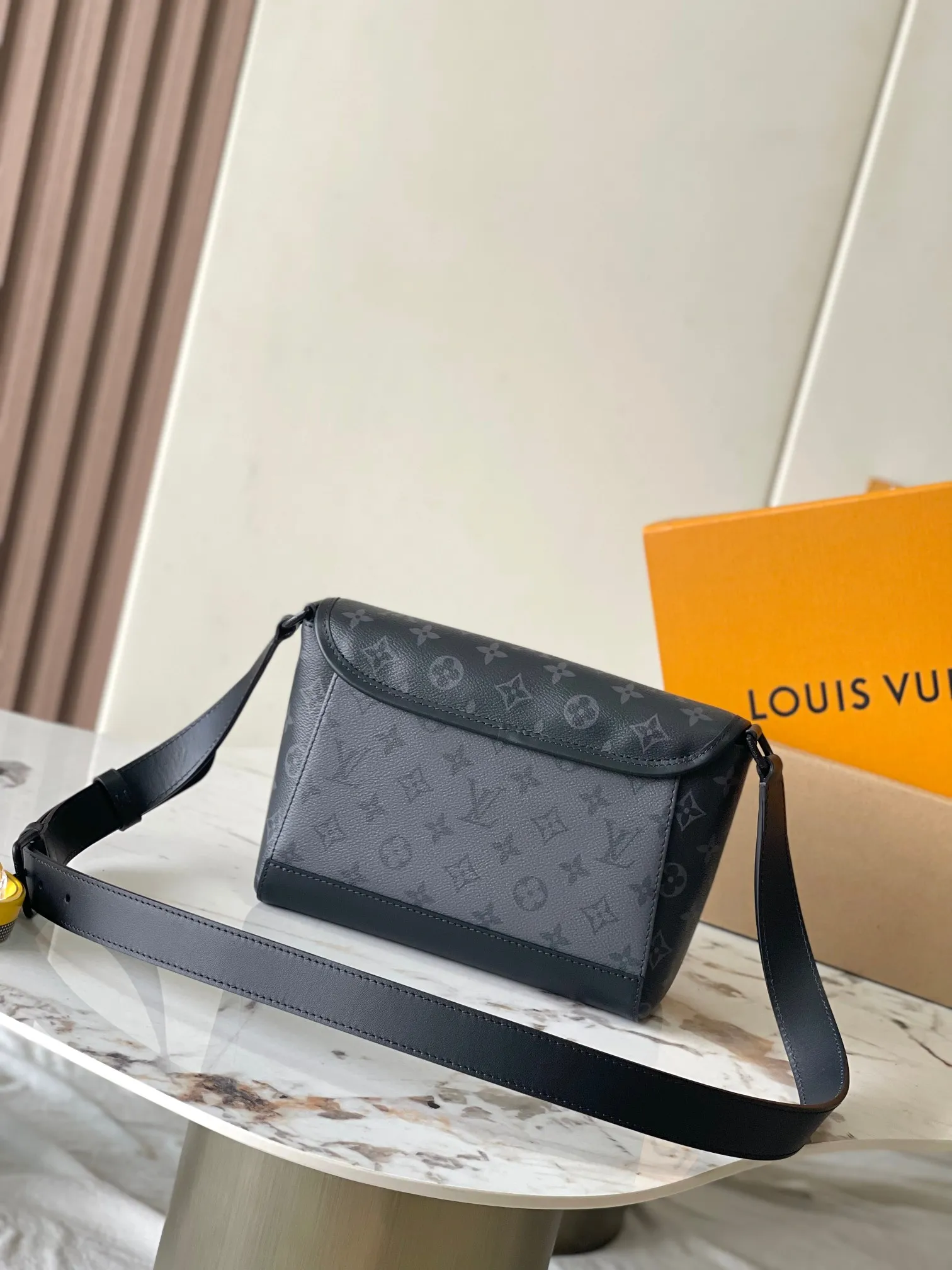 p1800 [Special grade MB chip version original leather] This Pulse messenger bag Model: M12681 gray dynamic chip version Material: A-grade all-steel hardware, imported original cowhide Packaging: full set of original duty-free MB packaging Size: 26.6*17*11CM