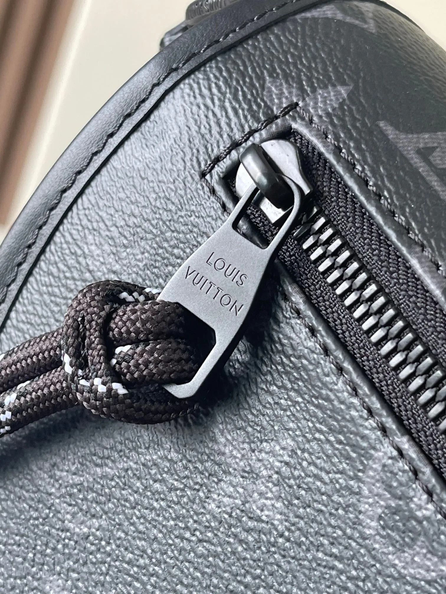 p1800 [Special grade MB chip version original leather] This Pulse messenger bag Model: M12681 gray dynamic chip version Material: A-grade all-steel hardware, imported original cowhide Packaging: full set of original duty-free MB packaging Size: 26.6*17*11CM