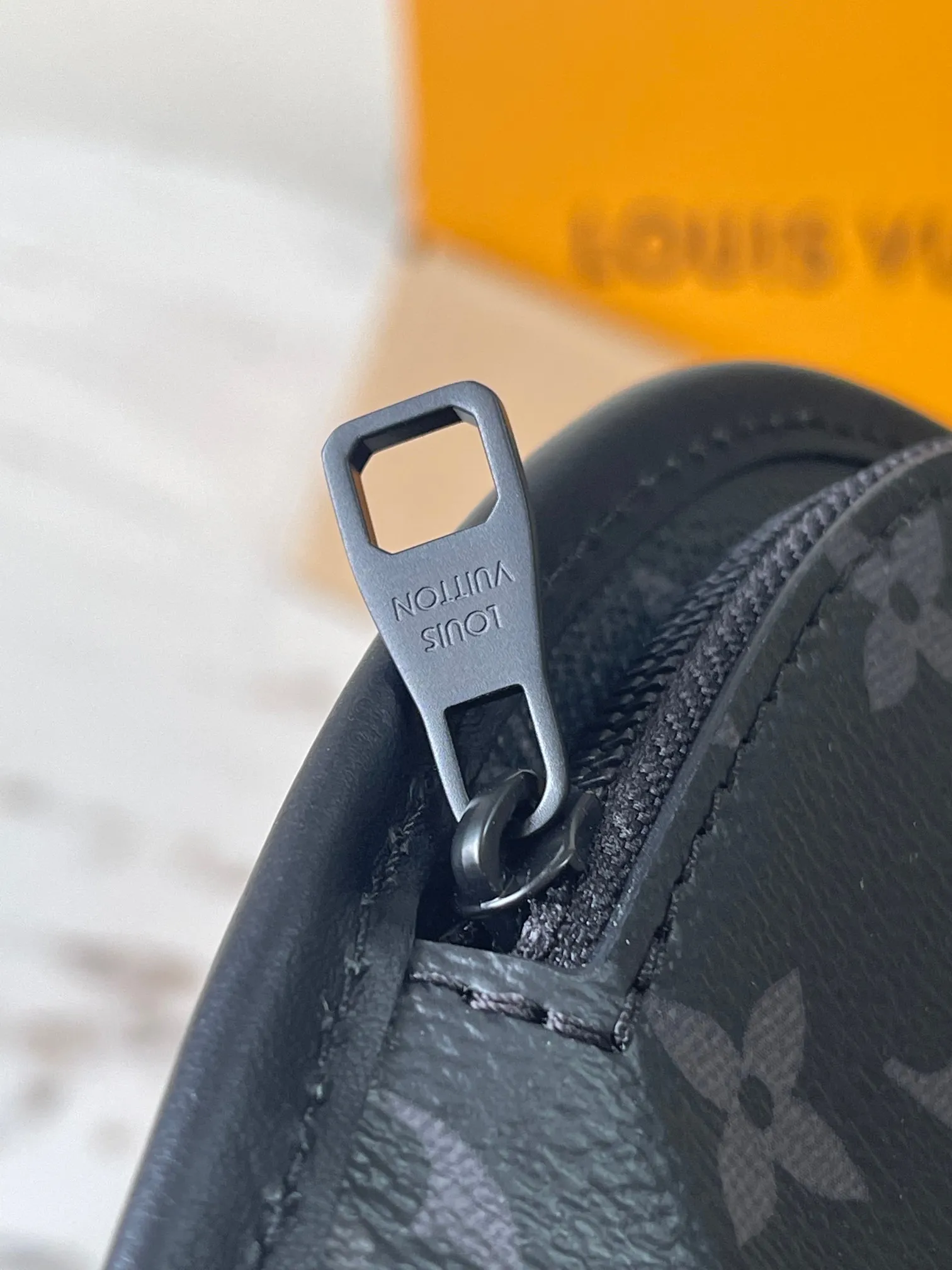 p1800 [Special grade MB chip version original leather] This Pulse messenger bag Model: M12681 gray dynamic chip version Material: A-grade all-steel hardware, imported original cowhide Packaging: full set of original duty-free MB packaging Size: 26.6*17*11CM