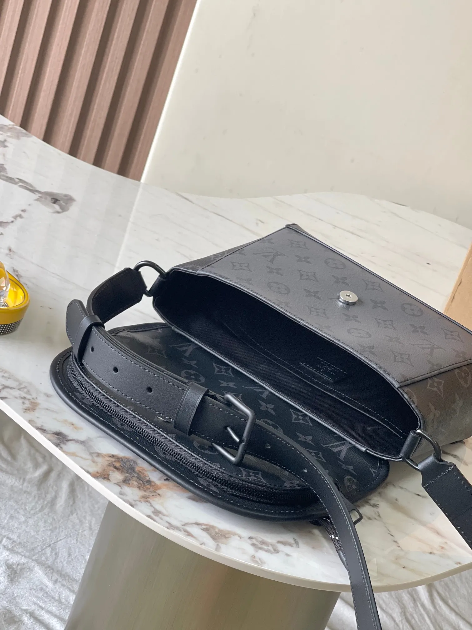 p1800 [Special grade MB chip version original leather] This Pulse messenger bag Model: M12681 gray dynamic chip version Material: A-grade all-steel hardware, imported original cowhide Packaging: full set of original duty-free MB packaging Size: 26.6*17*11CM