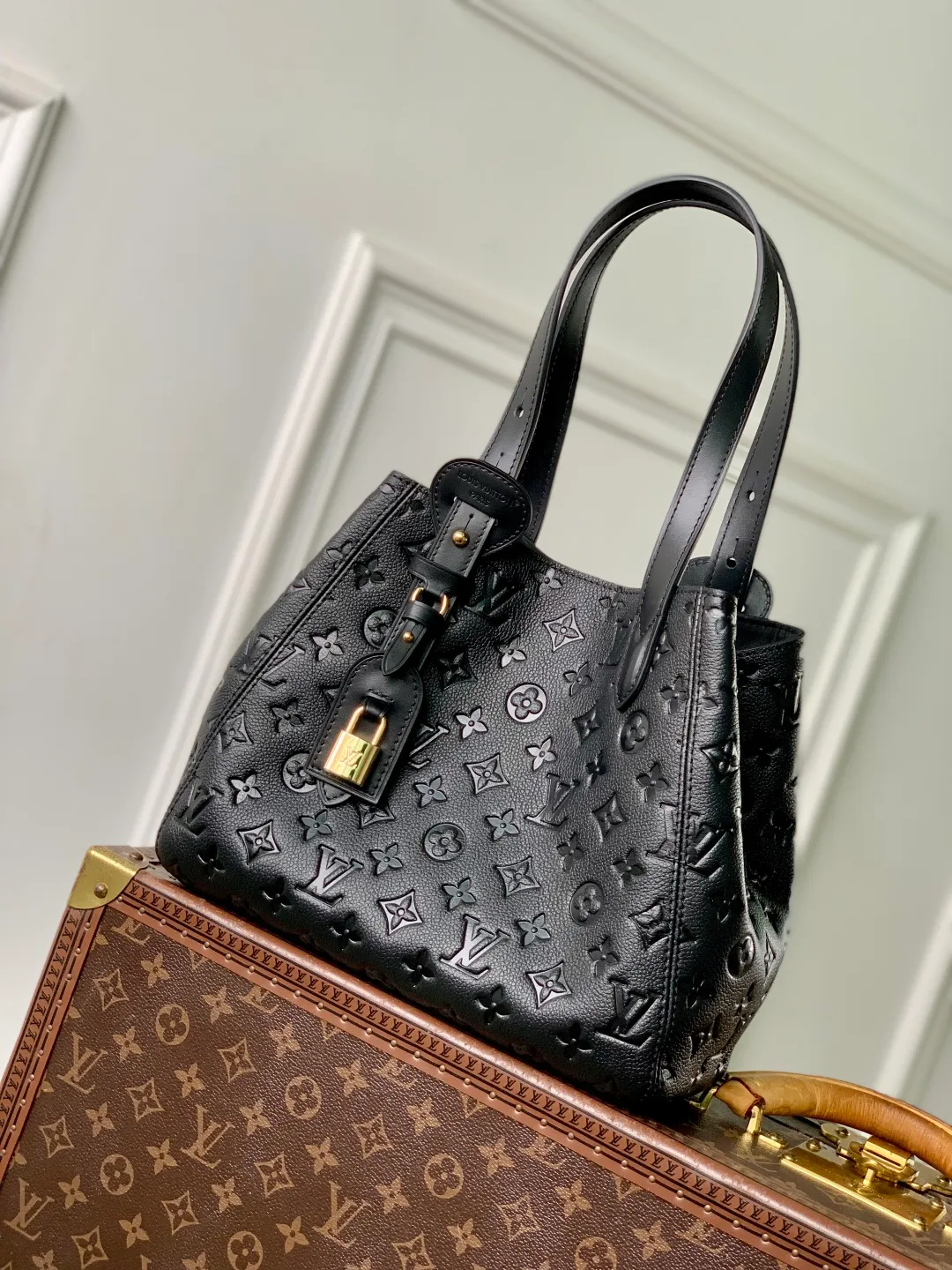 💰1140 (first-grain leather) top-quality original M25858 black. This All In One small handbag expands the capacity definition of the All-In series. It can be transformed into a rounded Hobo handbag or an open tote bag, making it easy to carry your daily needs. Monogram Empreinte leather bag with dazzling hardware, LV padlock and nameplate highlight the exquisite details. 22 x 15 x 40 cm (height x width x length)