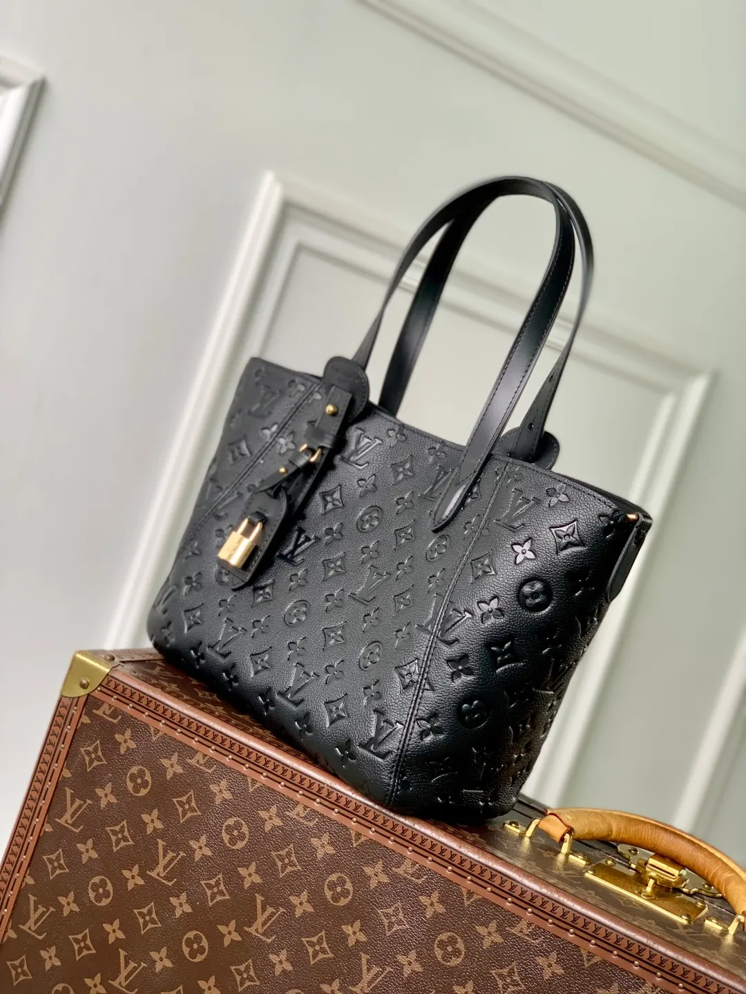 💰1140 (first-grain leather) top-quality original M25858 black. This All In One small handbag expands the capacity definition of the All-In series. It can be transformed into a rounded Hobo handbag or an open tote bag, making it easy to carry your daily needs. Monogram Empreinte leather bag with dazzling hardware, LV padlock and nameplate highlight the exquisite details. 22 x 15 x 40 cm (height x width x length)