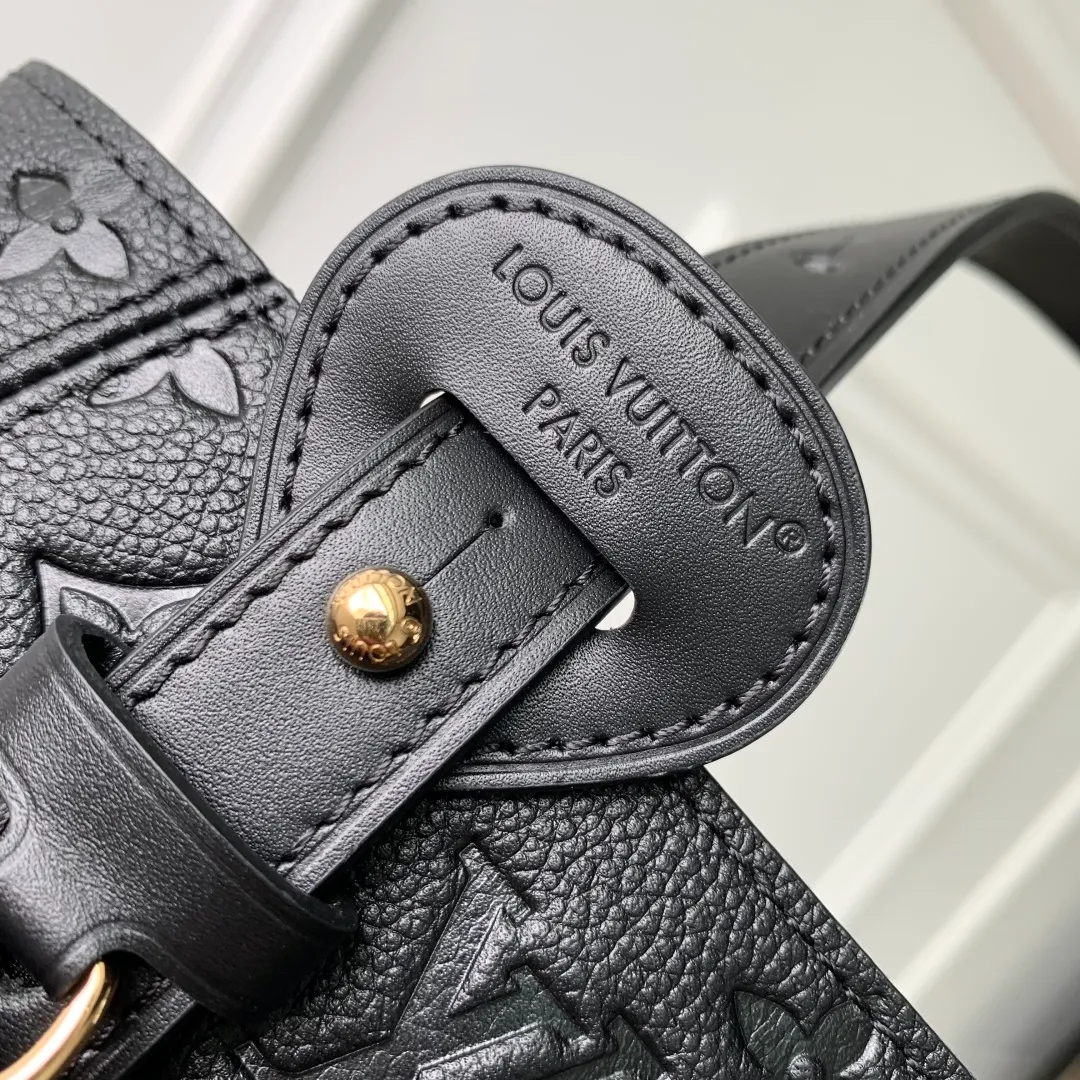 💰1140 (first-grain leather) top-quality original M25858 black. This All In One small handbag expands the capacity definition of the All-In series. It can be transformed into a rounded Hobo handbag or an open tote bag, making it easy to carry your daily needs. Monogram Empreinte leather bag with dazzling hardware, LV padlock and nameplate highlight the exquisite details. 22 x 15 x 40 cm (height x width x length)