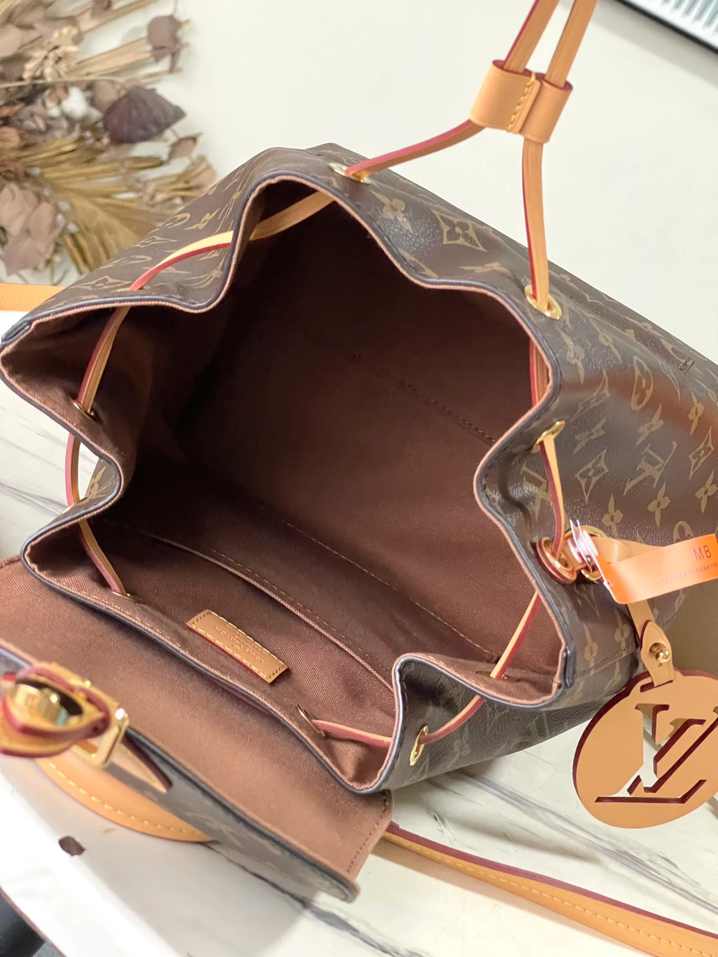💰860 Top original order M45501 supports counter inspection. The photos taken of duty-free goods are consistent with the product and the packaging is not opened. This product is an exclusive duty-free product in the market and is the highest-end product. Inspection is supported. This product has passed strict inspection and is flawless. Please wear gloves when touching the product. This product is not returnable or exchangeable. Please confirm the product first and then remove the label on the handle. This product is temporarily not open to the public, only regular customers, and is in short supply. Dimensions: 27.5 x 33 x 14 cm