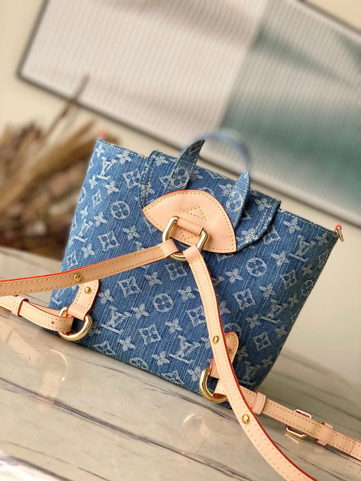 💰1140 The top original M46836 Venice backpack is really amazing! ! ! Of course, the newly launched denim series is indispensable for such a cute little backpack, Venice. It is made of Monogram Denim canvas and has eye-catching buckles to open the flap and front cover. The compact structure contains ample space and can easily accommodate daily necessities such as iPhone 14pro max Djh keys, wallet and sunglasses. The denim presbyopia is good-looking and durable, classic and retro, and the shoulder straps free up your hands ~ a perfect tool for lazy people! The most important thing is that it looks great no matter how you carry it! Dimensions: 20 × 20 × 11 cm