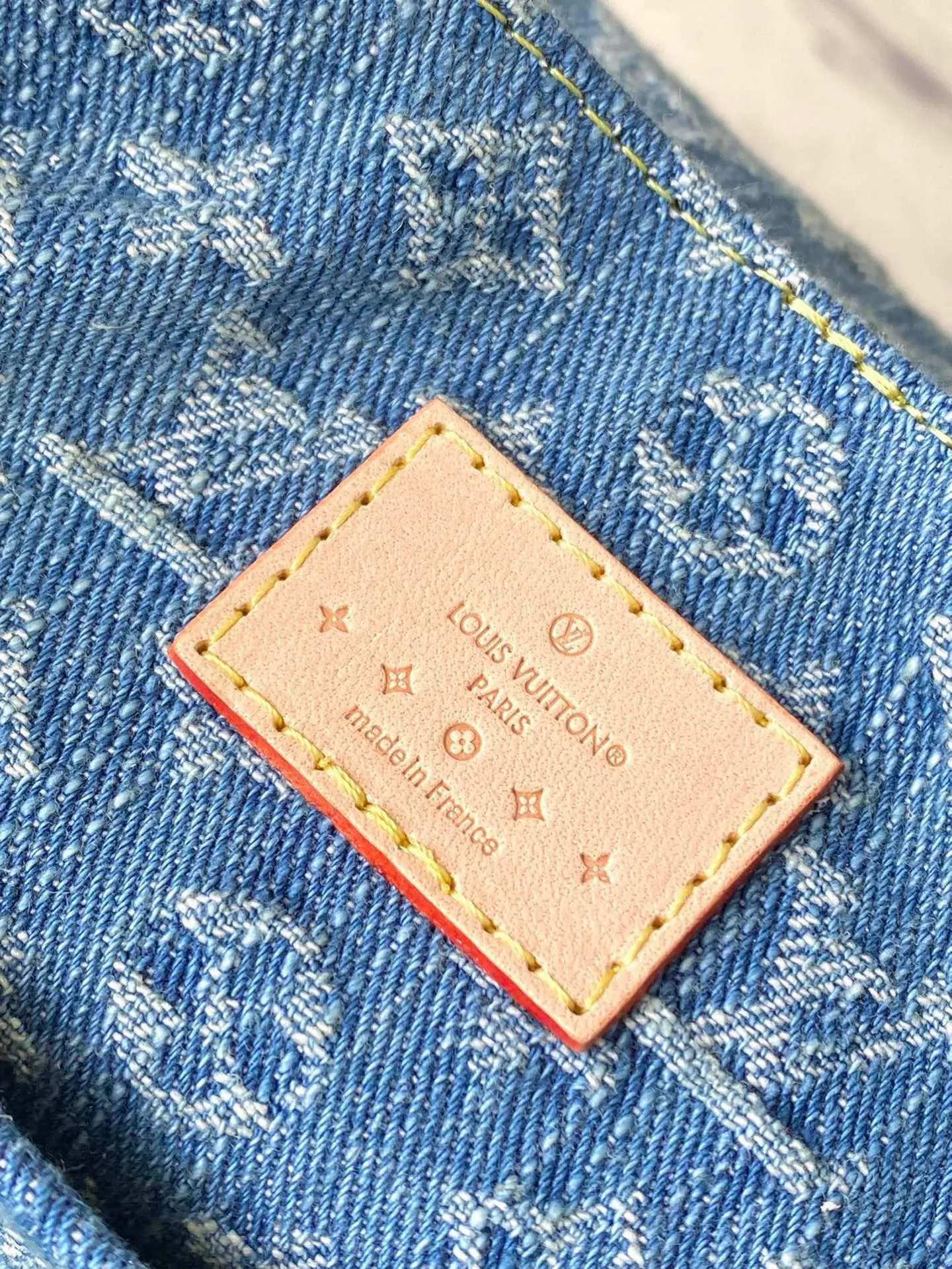 💰1140 The top original M46836 Venice backpack is really amazing! ! ! Of course, the newly launched denim series is indispensable for such a cute little backpack, Venice. It is made of Monogram Denim canvas and has eye-catching buckles to open the flap and front cover. The compact structure contains ample space and can easily accommodate daily necessities such as iPhone 14pro max Djh keys, wallet and sunglasses. The denim presbyopia is good-looking and durable, classic and retro, and the shoulder straps free up your hands ~ a perfect tool for lazy people! The most important thing is that it looks great no matter how you carry it! Dimensions: 20 × 20 × 11 cm