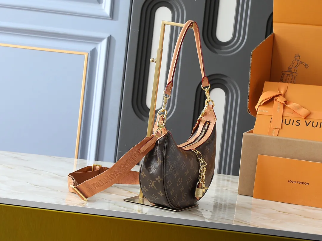 💰220💰Upgraded from the original M12939. This Looping handbag draws inspiration from the Loop handbag of the 2022 Cruise early spring series, using Monogram canvas to interpret the fashion of the 1990s. Dazzling metal hardware and detachable charms enrich the details, while the fabric shoulder strap allows for cross-body wear for day or night situations, and the smooth Toron handle allows it to be worn over the shoulder or by hand. Dimensions: 28.0 x 15.0 x 7.0 cm (length x height x width)