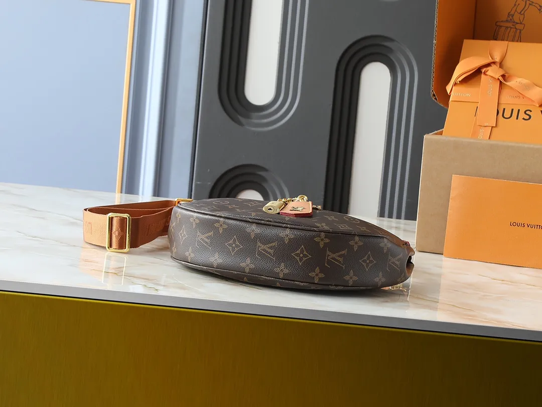 💰220💰Upgraded from the original M12939. This Looping handbag draws inspiration from the Loop handbag of the 2022 Cruise early spring series, using Monogram canvas to interpret the fashion of the 1990s. Dazzling metal hardware and detachable charms enrich the details, while the fabric shoulder strap allows for cross-body wear for day or night situations, and the smooth Toron handle allows it to be worn over the shoulder or by hand. Dimensions: 28.0 x 15.0 x 7.0 cm (length x height x width)