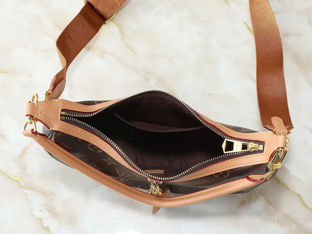 💰220💰Upgraded from the original M12939. This Looping handbag draws inspiration from the Loop handbag of the 2022 Cruise early spring series, using Monogram canvas to interpret the fashion of the 1990s. Dazzling metal hardware and detachable charms enrich the details, while the fabric shoulder strap allows for cross-body wear for day or night situations, and the smooth Toron handle allows it to be worn over the shoulder or by hand. Dimensions: 28.0 x 15.0 x 7.0 cm (length x height x width)