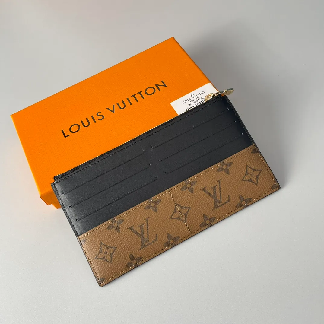 Factory price 240 🇫🇷Exclusive real shot of overseas original M80390! Made of Monogram canvas and smooth calfskin, the Slim Purse clutch has a simple construction and is embossed with the Louis Vuitton logo. It has a zipped main compartment, an external patch pocket, an outer compartment and a card compartment. It can also be placed in other handbags. Size: 20×11×0.5cm