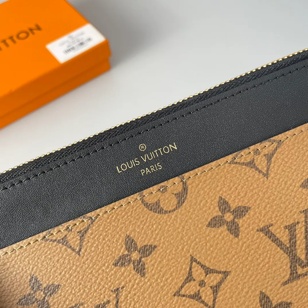 Factory price 240 🇫🇷Exclusive real shot of overseas original M80390! Made of Monogram canvas and smooth calfskin, the Slim Purse clutch has a simple construction and is embossed with the Louis Vuitton logo. It has a zipped main compartment, an external patch pocket, an outer compartment and a card compartment. It can also be placed in other handbags. Size: 20×11×0.5cm