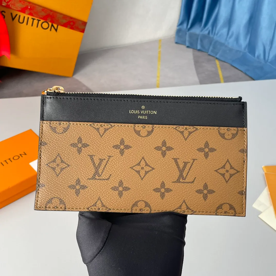 Factory price 240 🇫🇷Exclusive real shot of overseas original M80390! Made of Monogram canvas and smooth calfskin, the Slim Purse clutch has a simple construction and is embossed with the Louis Vuitton logo. It has a zipped main compartment, an external patch pocket, an outer compartment and a card compartment. It can also be placed in other handbags. Size: 20×11×0.5cm