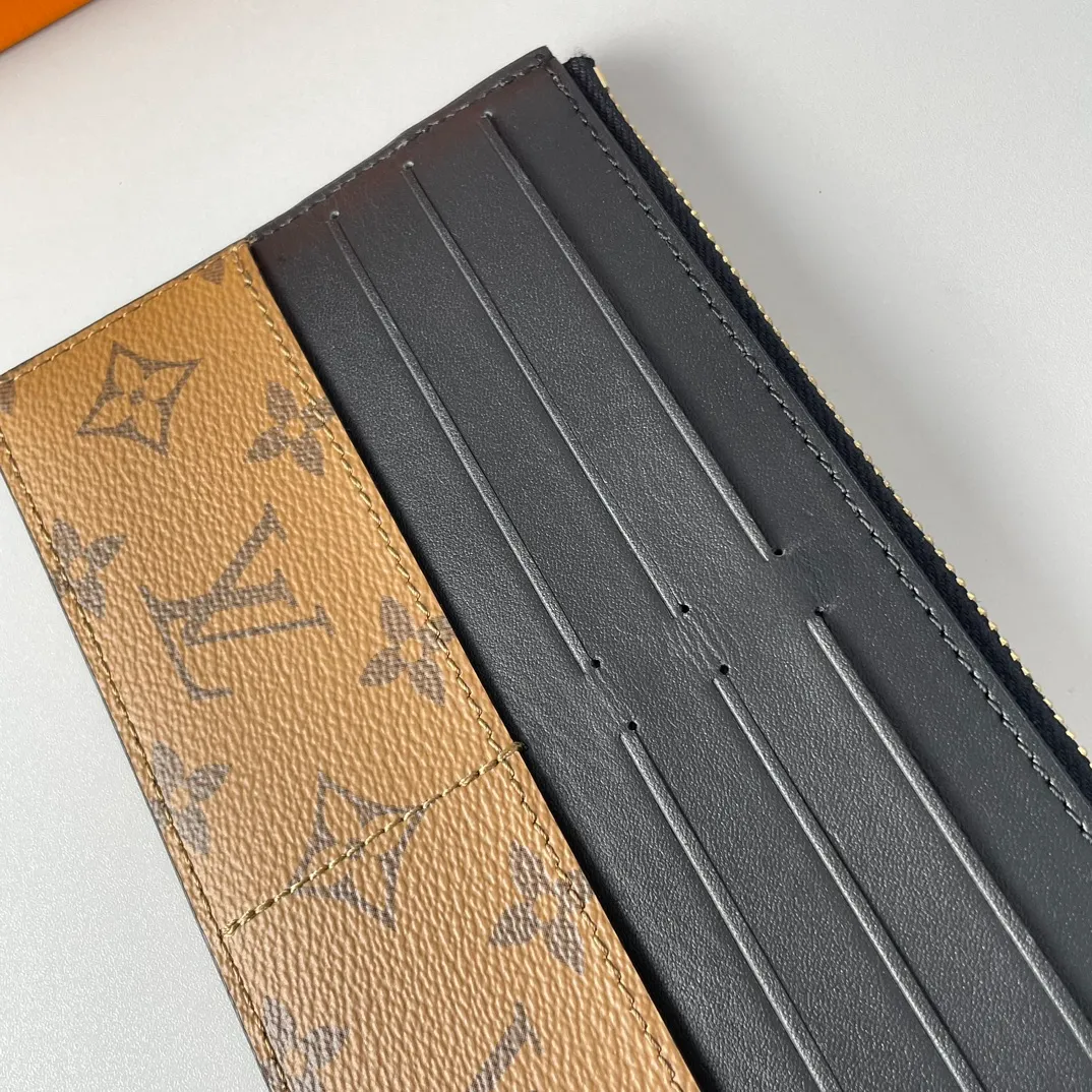 Factory price 240 🇫🇷Exclusive real shot of overseas original M80390! Made of Monogram canvas and smooth calfskin, the Slim Purse clutch has a simple construction and is embossed with the Louis Vuitton logo. It has a zipped main compartment, an external patch pocket, an outer compartment and a card compartment. It can also be placed in other handbags. Size: 20×11×0.5cm