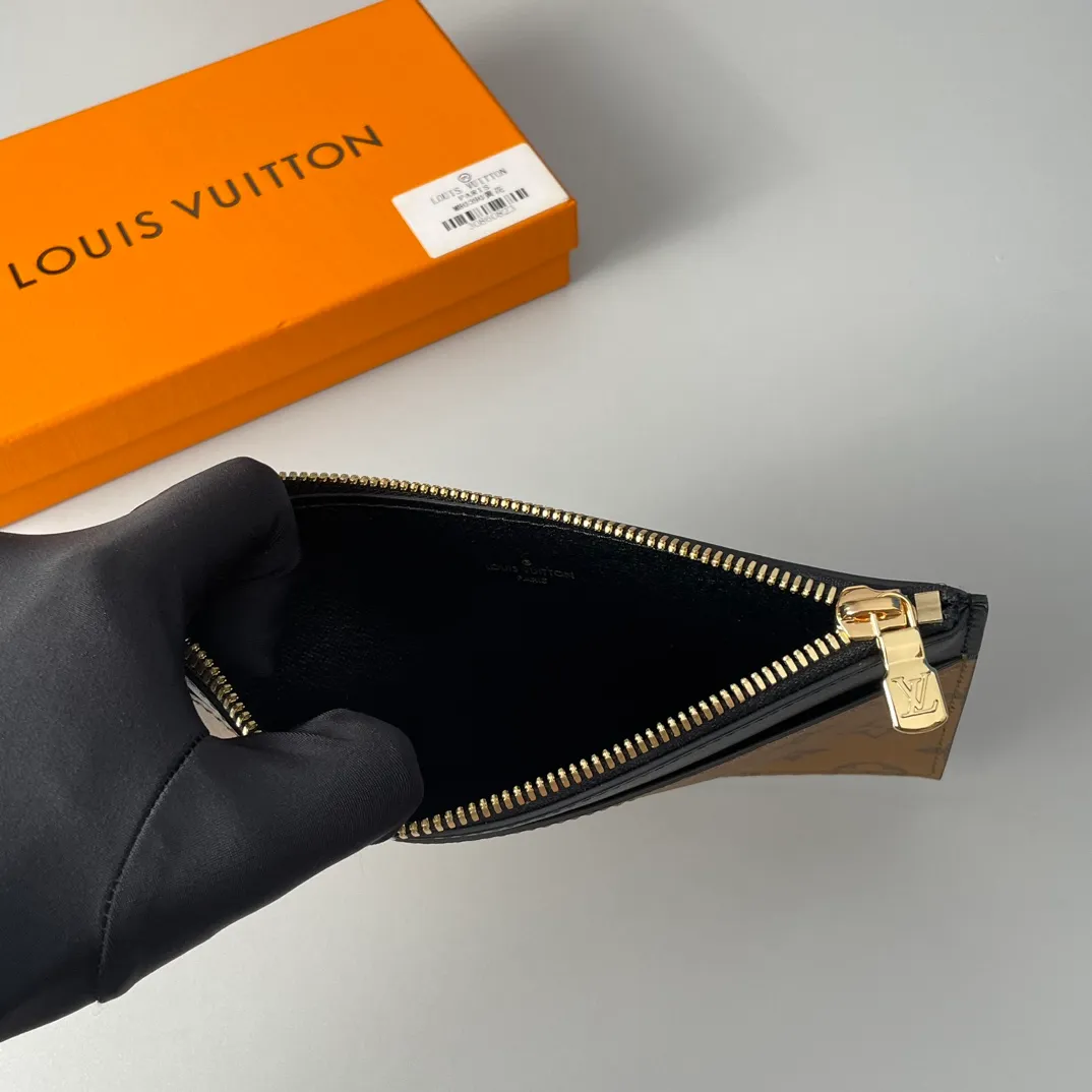 Factory price 240 🇫🇷Exclusive real shot of overseas original M80390! Made of Monogram canvas and smooth calfskin, the Slim Purse clutch has a simple construction and is embossed with the Louis Vuitton logo. It has a zipped main compartment, an external patch pocket, an outer compartment and a card compartment. It can also be placed in other handbags. Size: 20×11×0.5cm