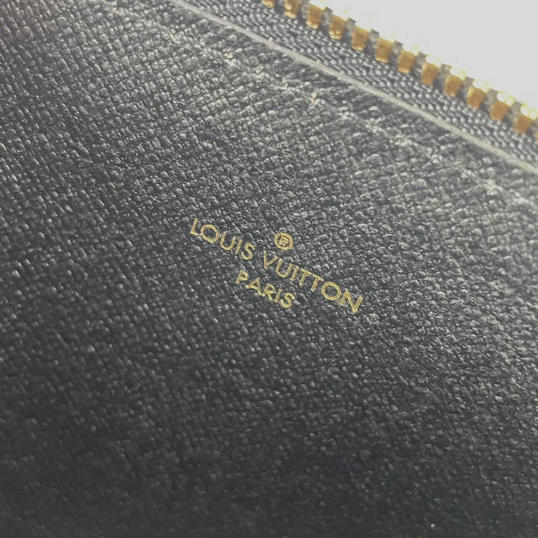 Factory price 240 🇫🇷Exclusive real shot of overseas original M80390! Made of Monogram canvas and smooth calfskin, the Slim Purse clutch has a simple construction and is embossed with the Louis Vuitton logo. It has a zipped main compartment, an external patch pocket, an outer compartment and a card compartment. It can also be placed in other handbags. Size: 20×11×0.5cm