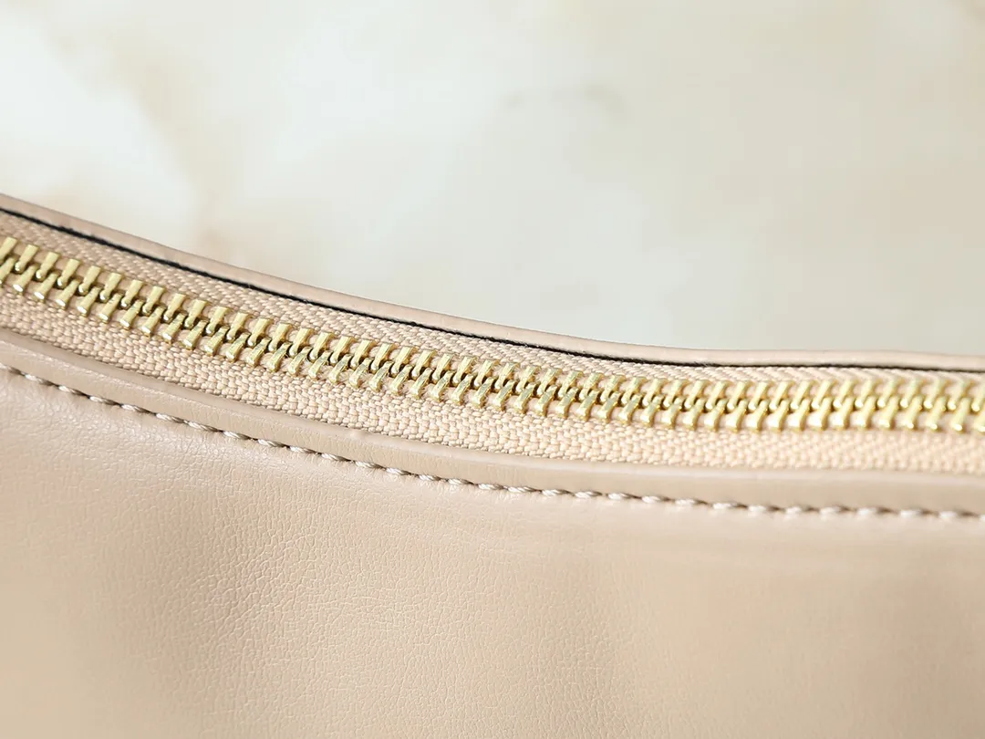 💰220💰Upgraded from the original M25525 M25784. This Liv Pochette handbag is made of elegant Monogram Denim fabric to create a retro style, showing new season ingenuity and can be carried comfortably under the arm. The dazzling chain and adjustable shoulder strap are detachable, allowing for a variety of styling possibilities, and the logo nameplate proves the brand's exquisite craftsmanship. Dimensions: 23 x 10 x 4 cm (length x height x width)
