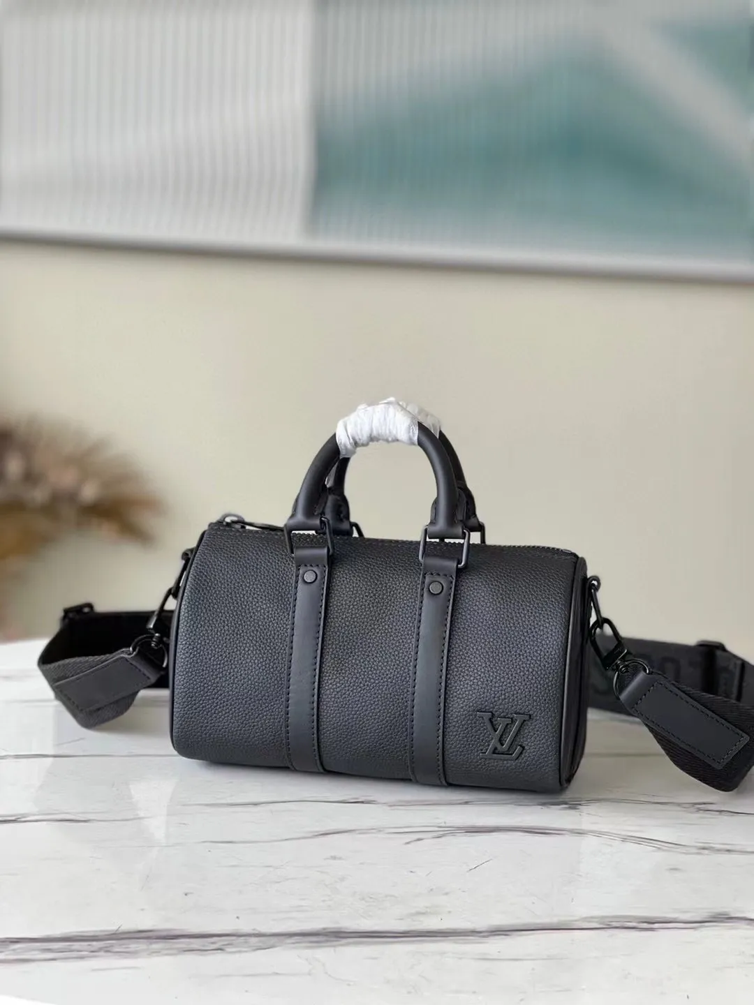 💰1040 (top-grain leather) top-quality original M80950 This handbag condenses the classic silhouette of the Keepall travel bag. It has the soft texture of Aerogram full-grain cow leather like old aviation letterheads, and is embellished with matte metal letters. With its clever use of leather handles and removable jacquard shoulder strap, it's easy to carry with you in trendy style. Dimensions: 21 x 12 x 9 cm