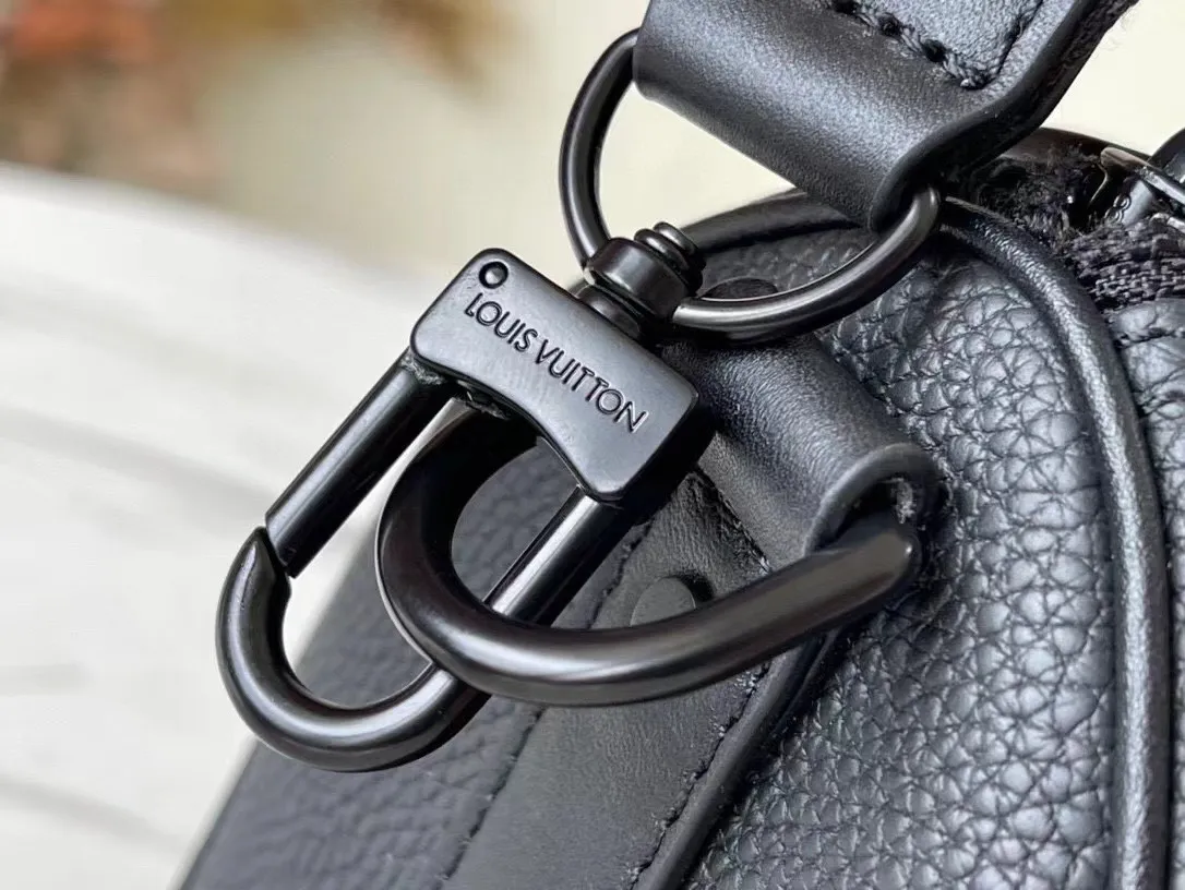 💰1040 (top-grain leather) top-quality original M80950 This handbag condenses the classic silhouette of the Keepall travel bag. It has the soft texture of Aerogram full-grain cow leather like old aviation letterheads, and is embellished with matte metal letters. With its clever use of leather handles and removable jacquard shoulder strap, it's easy to carry with you in trendy style. Dimensions: 21 x 12 x 9 cm