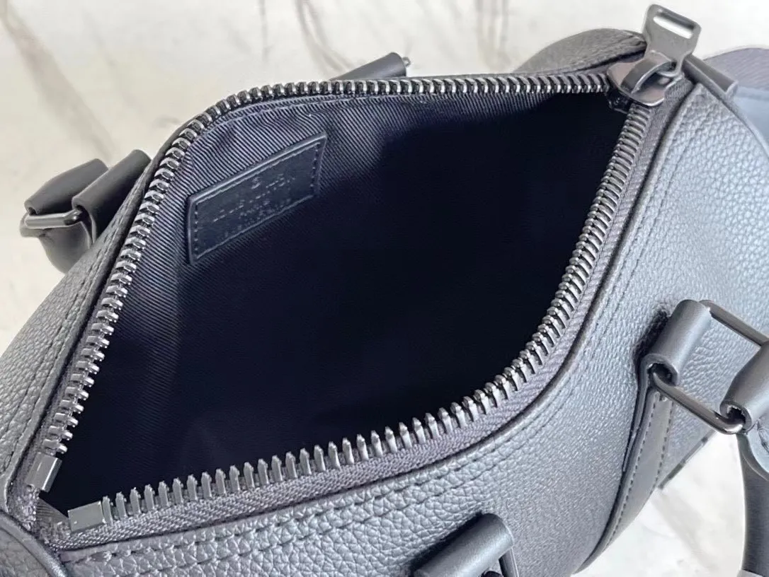 💰1040 (top-grain leather) top-quality original M80950 This handbag condenses the classic silhouette of the Keepall travel bag. It has the soft texture of Aerogram full-grain cow leather like old aviation letterheads, and is embellished with matte metal letters. With its clever use of leather handles and removable jacquard shoulder strap, it's easy to carry with you in trendy style. Dimensions: 21 x 12 x 9 cm