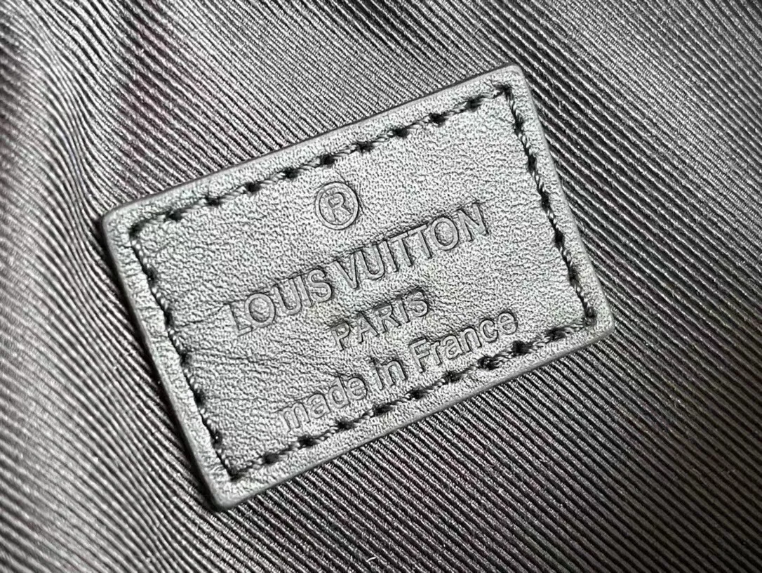 💰1040 (top-grain leather) top-quality original M80950 This handbag condenses the classic silhouette of the Keepall travel bag. It has the soft texture of Aerogram full-grain cow leather like old aviation letterheads, and is embellished with matte metal letters. With its clever use of leather handles and removable jacquard shoulder strap, it's easy to carry with you in trendy style. Dimensions: 21 x 12 x 9 cm