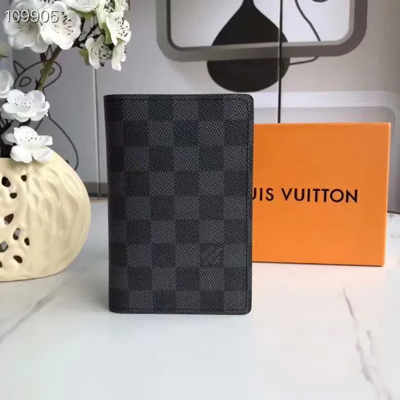 P100lv Wallet Coin Clip M60181 A must-have accessory for modern travelers, this coated canvas passport cover combines fashion and practicality. Equipped with four credit card slots and two convenient pockets for quick access to your passport. Dimensions: 10.0 x 14.0 x 2.5 cm ~