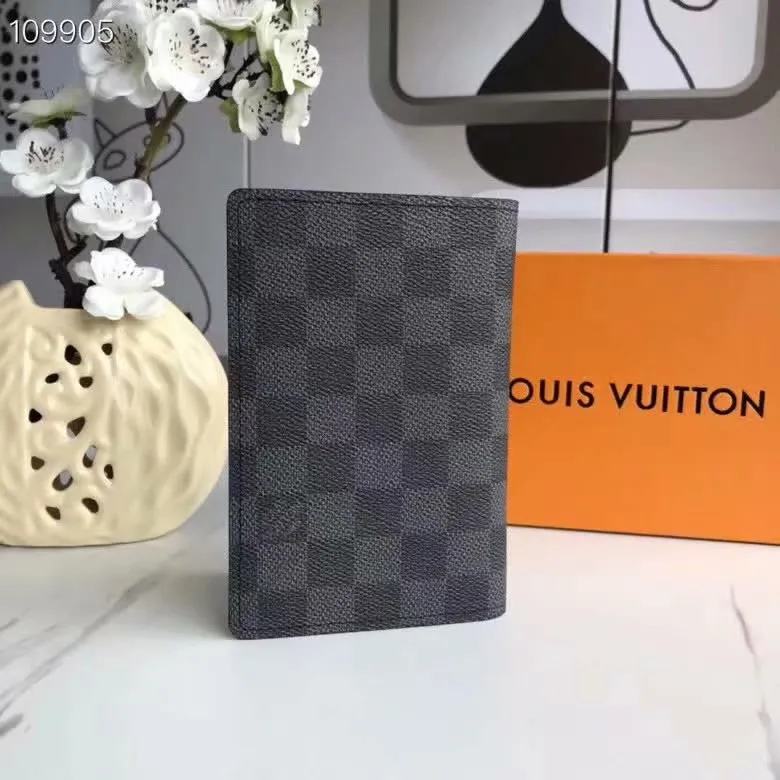 P100lv Wallet Coin Clip M60181 A must-have accessory for modern travelers, this coated canvas passport cover combines fashion and practicality. Equipped with four credit card slots and two convenient pockets for quick access to your passport. Dimensions: 10.0 x 14.0 x 2.5 cm ~