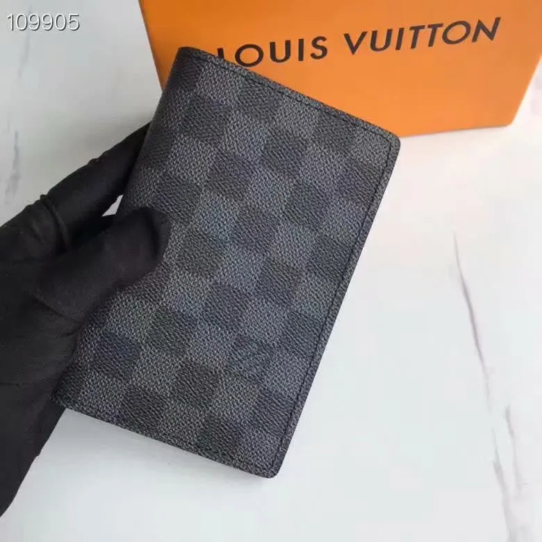 P100lv Wallet Coin Clip M60181 A must-have accessory for modern travelers, this coated canvas passport cover combines fashion and practicality. Equipped with four credit card slots and two convenient pockets for quick access to your passport. Dimensions: 10.0 x 14.0 x 2.5 cm ~