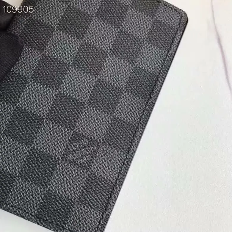 P100lv Wallet Coin Clip M60181 A must-have accessory for modern travelers, this coated canvas passport cover combines fashion and practicality. Equipped with four credit card slots and two convenient pockets for quick access to your passport. Dimensions: 10.0 x 14.0 x 2.5 cm ~